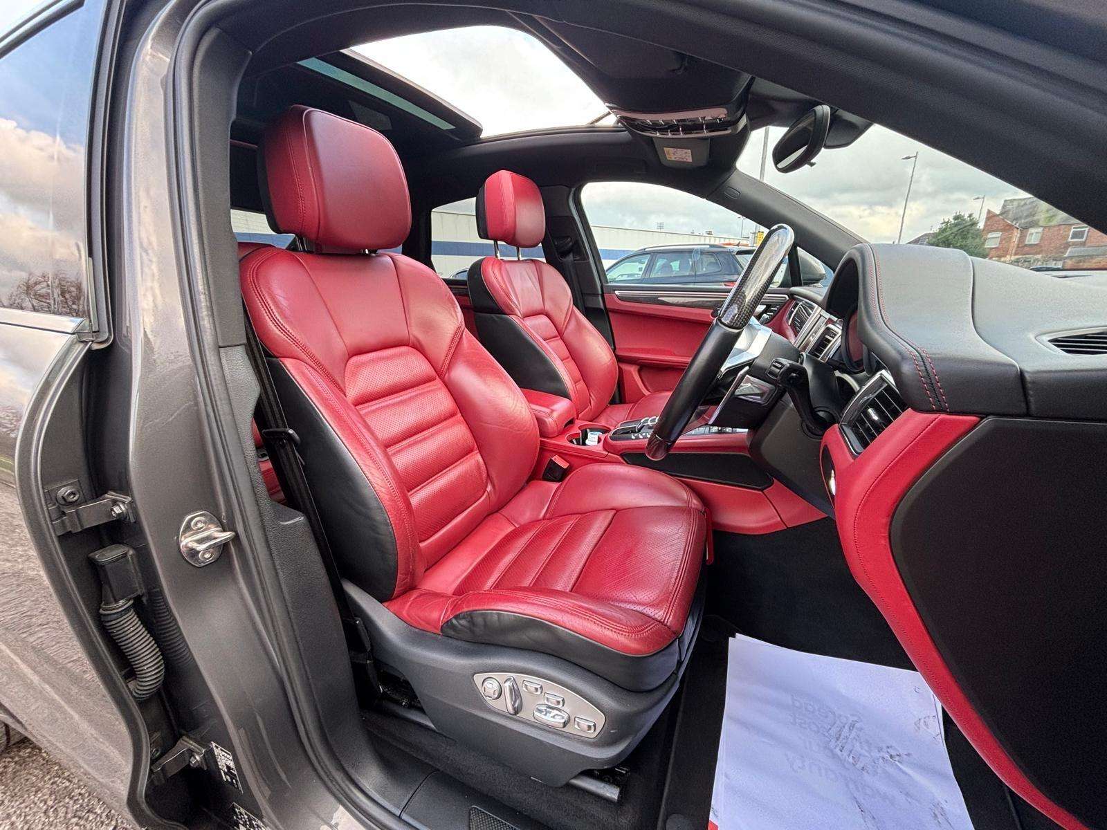 A 2015 PORSCHE MACAN D S PDK A 2015 PORSCHE MACAN D S PDK