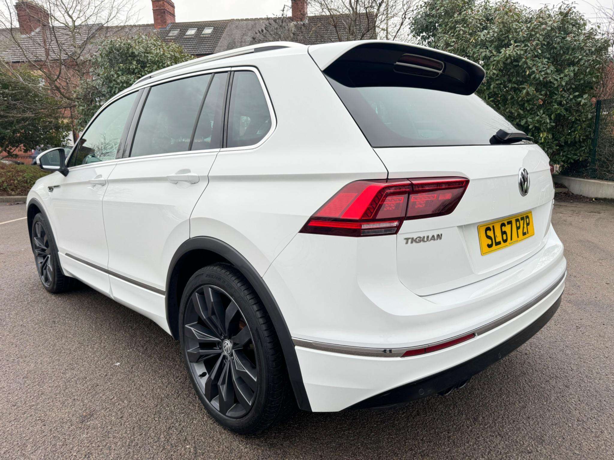A 2017 VOLKSWAGEN TIGUAN 2.0 TDI R-Line DSG 4Motion Euro 6 (s/s) 5dr A 2017 VOLKSWAGEN TIGUAN 2.0 TDI R-Line DSG 4Motion Euro 6 (s/s) 5dr