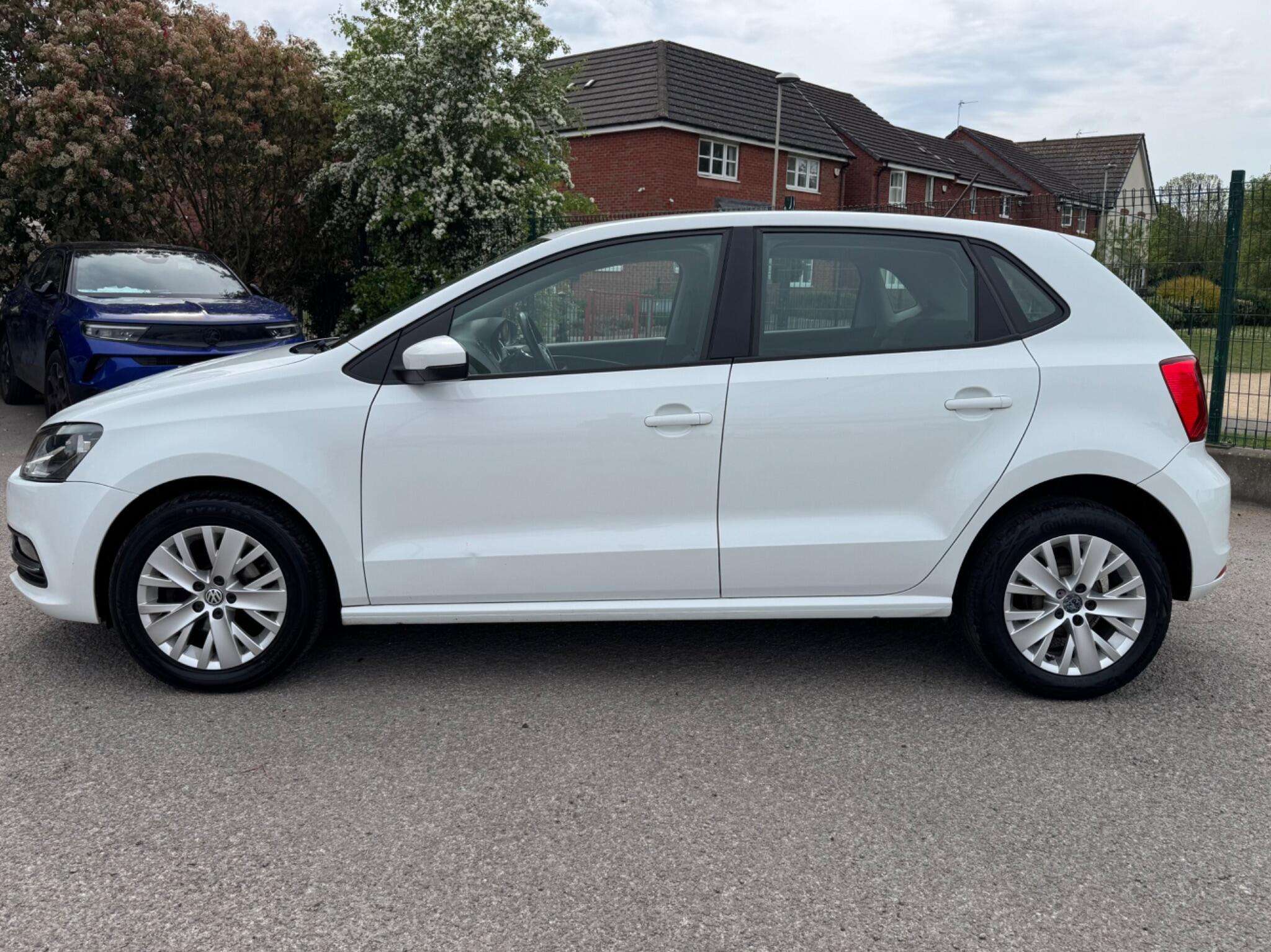 A 2014 VOLKSWAGEN POLO 1.0 BlueMotion Tech SE Euro 6 (s/s) 5dr A 2014 VOLKSWAGEN POLO 1.0 BlueMotion Tech SE Euro 6 (s/s) 5dr