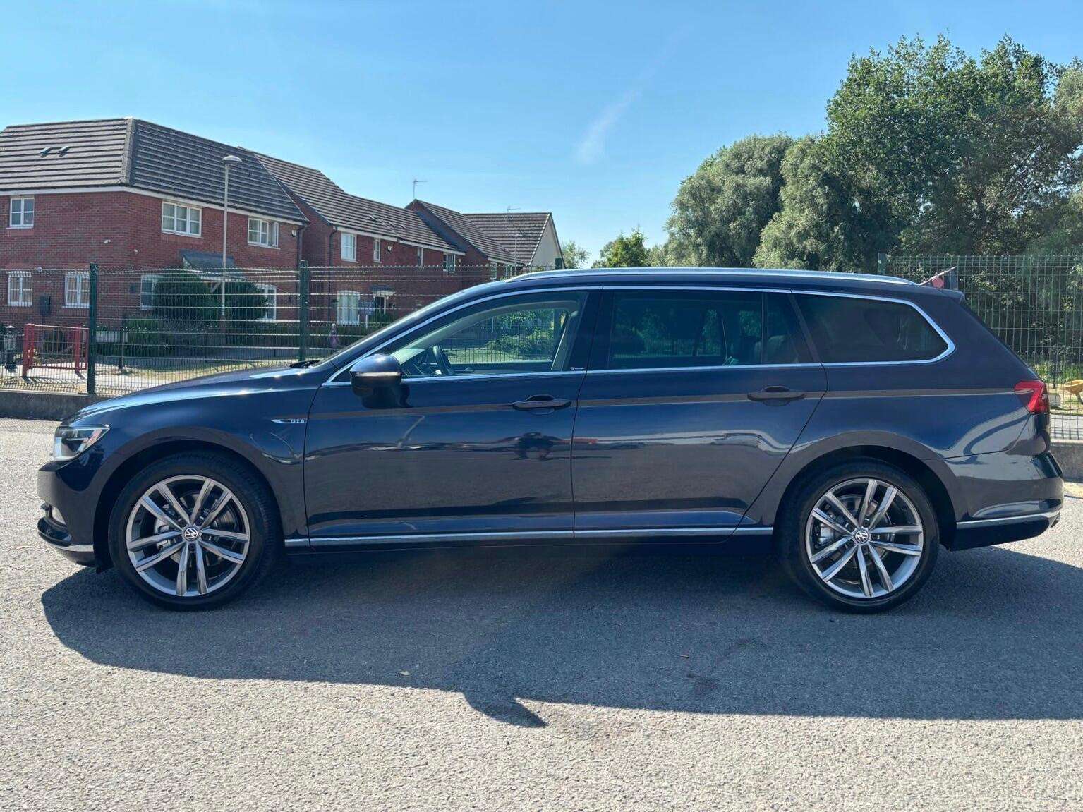 A 2016 VOLKSWAGEN PASSAT 2.0 TDI BlueMotion Tech GT Euro 6 (s/s) 5dr A 2016 VOLKSWAGEN PASSAT 2.0 TDI BlueMotion Tech GT Euro 6 (s/s) 5dr