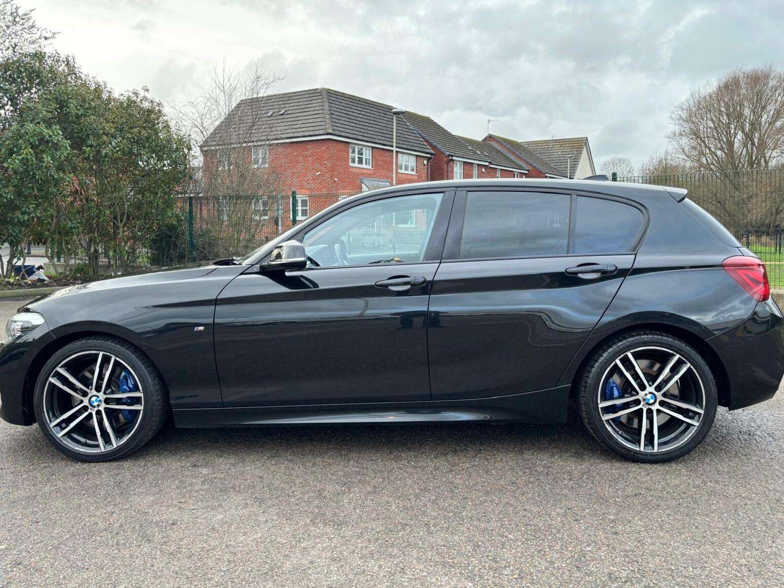 A 2019 BMW 1 SERIES 1.5 118i GPF M Sport Shadow Edition Auto Euro 6 (s/s) 5dr A 2019 BMW 1 SERIES 1.5 118i GPF M Sport Shadow Edition Auto Euro 6 (s/s) 5dr