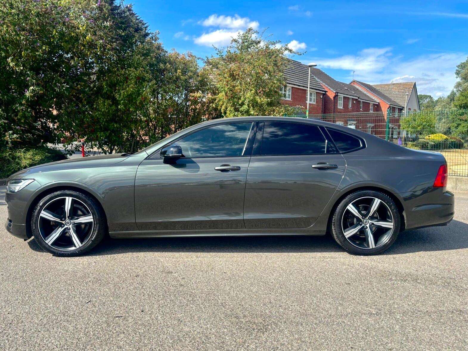 A 2020 VOLVO S90 2.0 T4 R-Design Plus Auto Euro 6 (s/s) 4dr A 2020 VOLVO S90 2.0 T4 R-Design Plus Auto Euro 6 (s/s) 4dr
