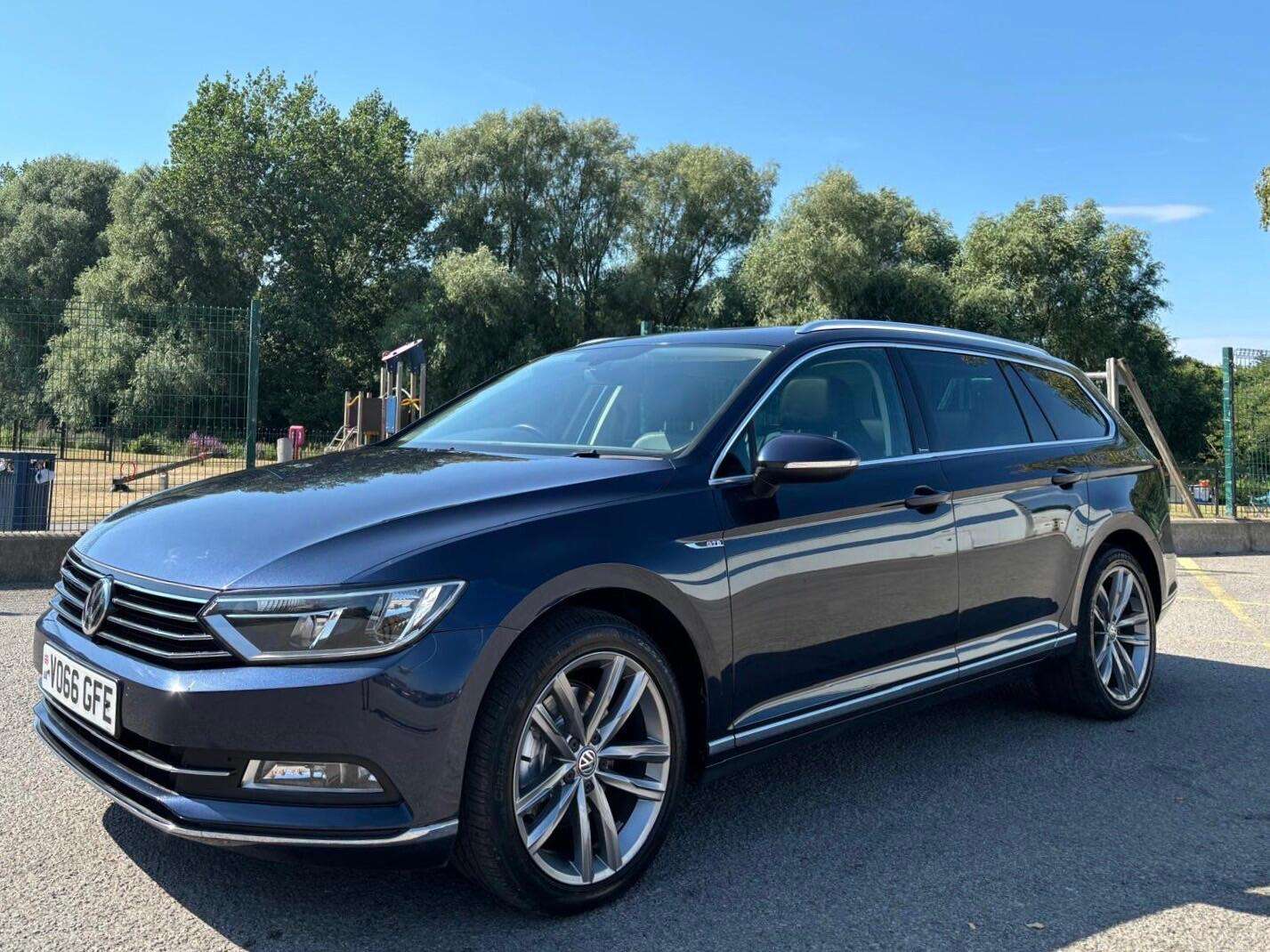 A 2016 VOLKSWAGEN PASSAT 2.0 TDI BlueMotion Tech GT Euro 6 (s/s) 5dr A 2016 VOLKSWAGEN PASSAT 2.0 TDI BlueMotion Tech GT Euro 6 (s/s) 5dr