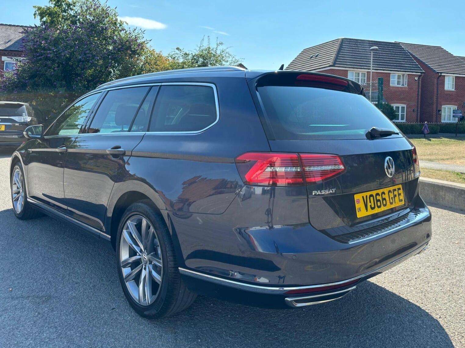 A 2016 VOLKSWAGEN PASSAT 2.0 TDI BlueMotion Tech GT Euro 6 (s/s) 5dr A 2016 VOLKSWAGEN PASSAT 2.0 TDI BlueMotion Tech GT Euro 6 (s/s) 5dr