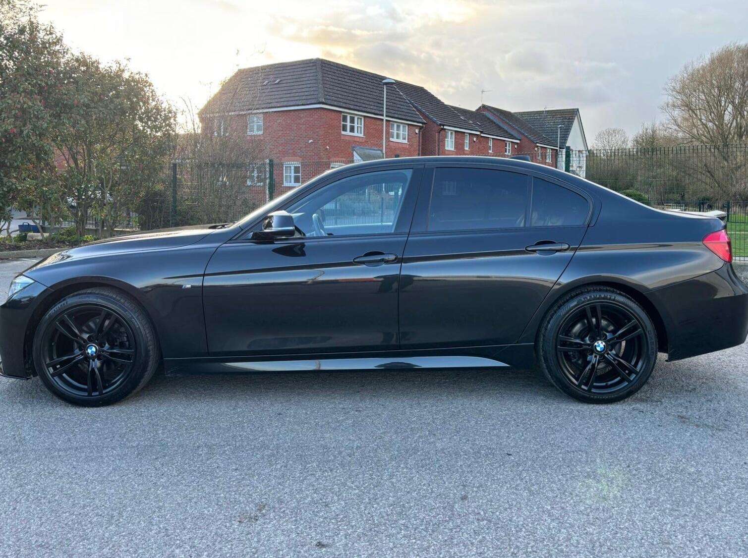 A 2017 BMW 3 SERIES 2.0 320d M Sport Auto Euro 6 (s/s) 4dr A 2017 BMW 3 SERIES 2.0 320d M Sport Auto Euro 6 (s/s) 4dr