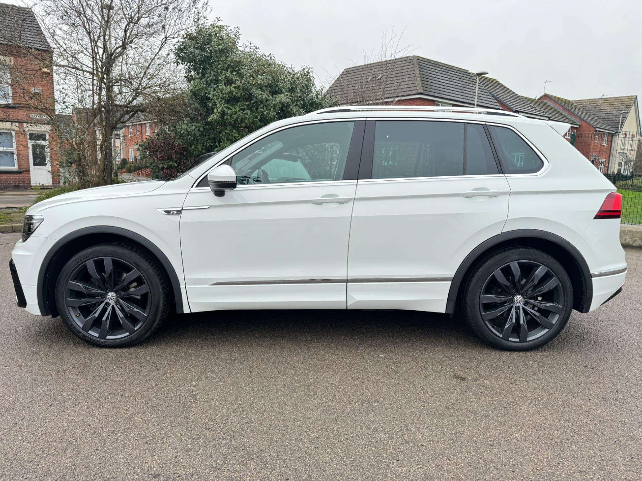 A 2017 VOLKSWAGEN TIGUAN 2.0 TDI R-Line DSG 4Motion Euro 6 (s/s) 5dr A 2017 VOLKSWAGEN TIGUAN 2.0 TDI R-Line DSG 4Motion Euro 6 (s/s) 5dr