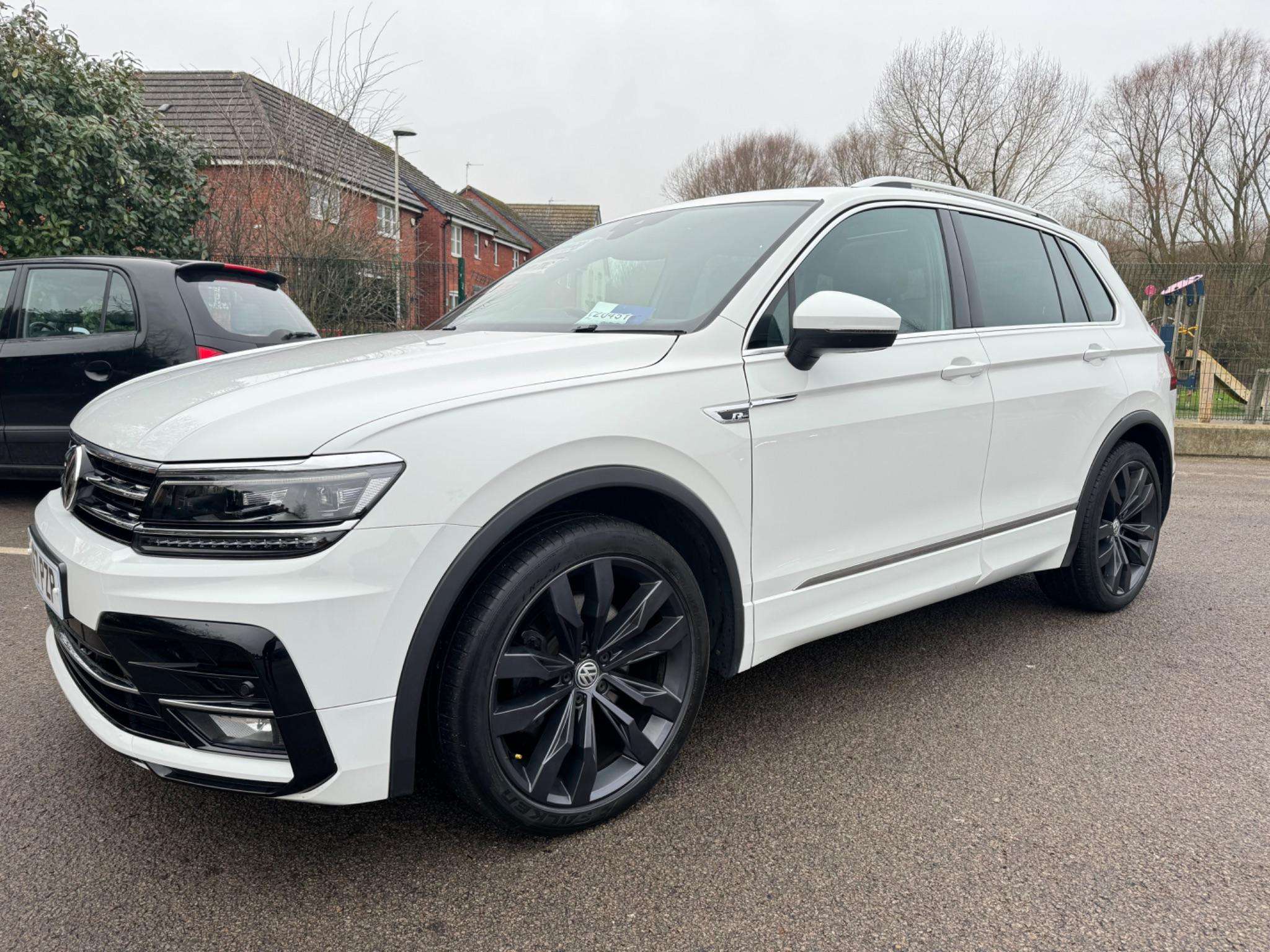 A 2017 VOLKSWAGEN TIGUAN 2.0 TDI R-Line DSG 4Motion Euro 6 (s/s) 5dr A 2017 VOLKSWAGEN TIGUAN 2.0 TDI R-Line DSG 4Motion Euro 6 (s/s) 5dr