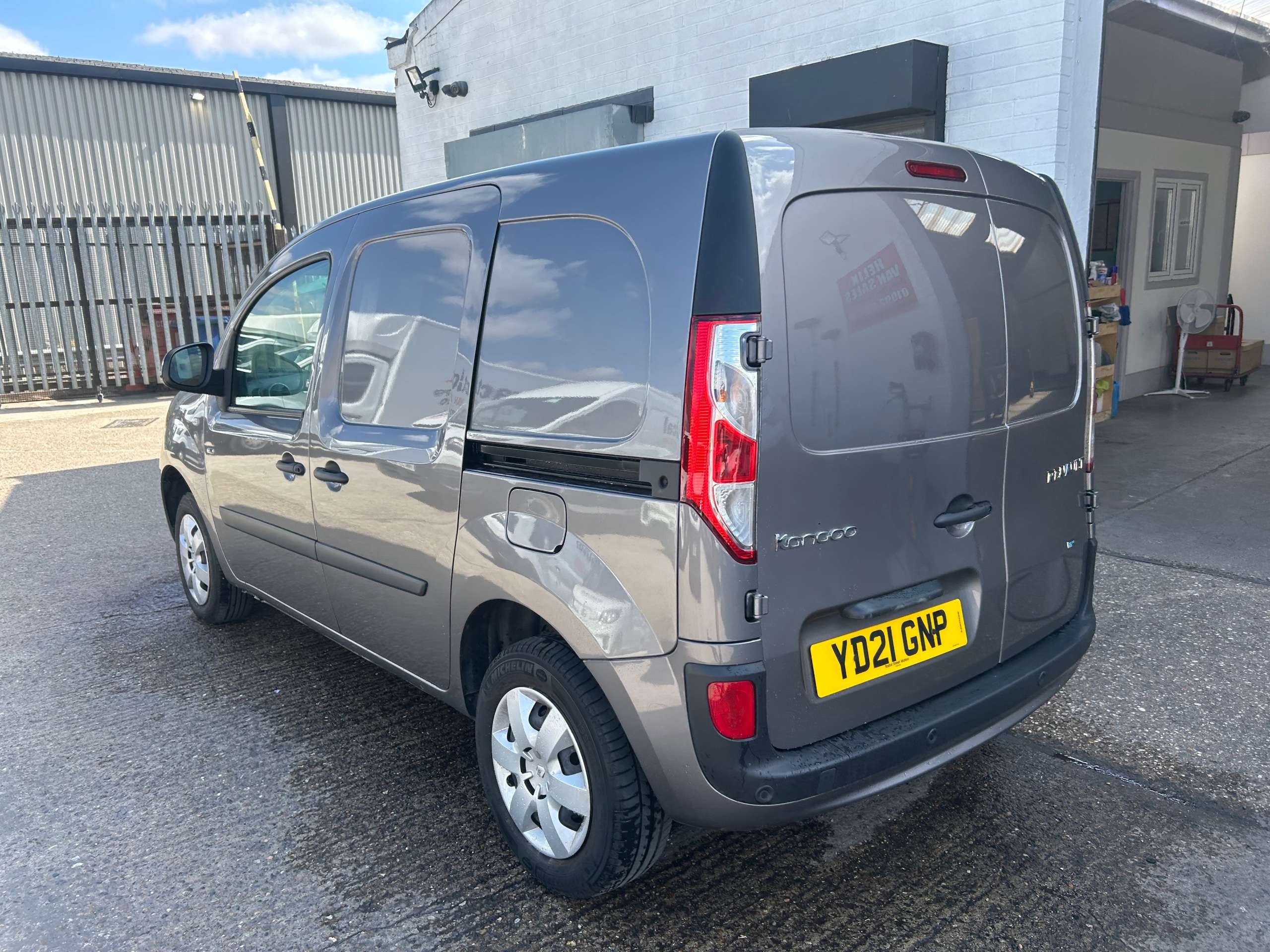 A 2021 RENAULT KANGOO ZE ML20 33kWh Business+ Panel Van 4dr Electric Auto MWB (i) (60 ps) A 2021 RENAULT KANGOO ZE ML20 33kWh Business+ Panel Van 4dr Electric Auto MWB (i) (60 ps)