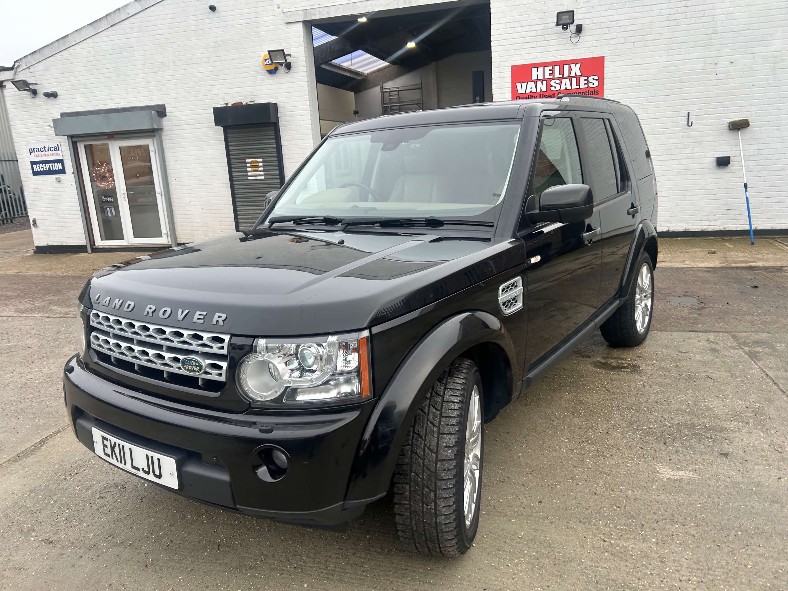 A 2011 LAND ROVER DISCOVERY 4 3.0 SD V6 HSE SUV 5dr Diesel CommandShift 4WD Euro 5 (245 ps) A 2011 LAND ROVER DISCOVERY 4 3.0 SD V6 HSE SUV 5dr Diesel CommandShift 4WD Euro 5 (245 ps)