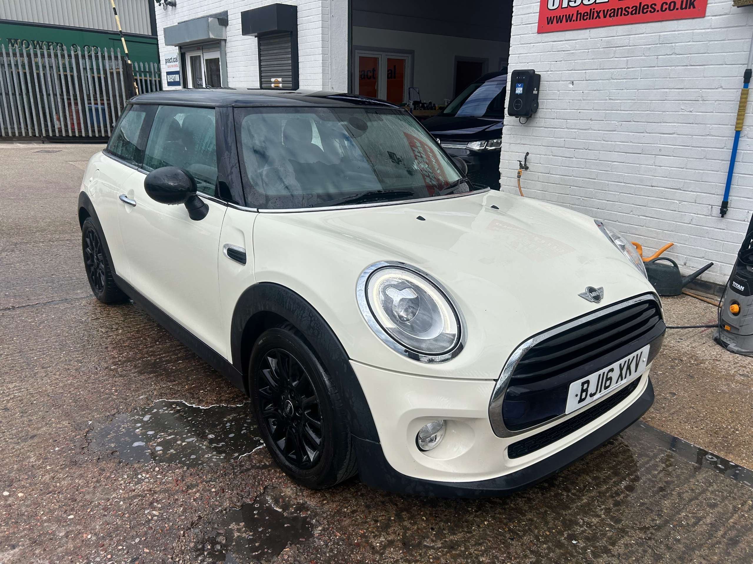 A 2016 MINI HATCH 1.5 Cooper Hatchback 3dr Petrol Manual Euro 6 (s/s) (136 ps) A 2016 MINI HATCH 1.5 Cooper Hatchback 3dr Petrol Manual Euro 6 (s/s) (136 ps)