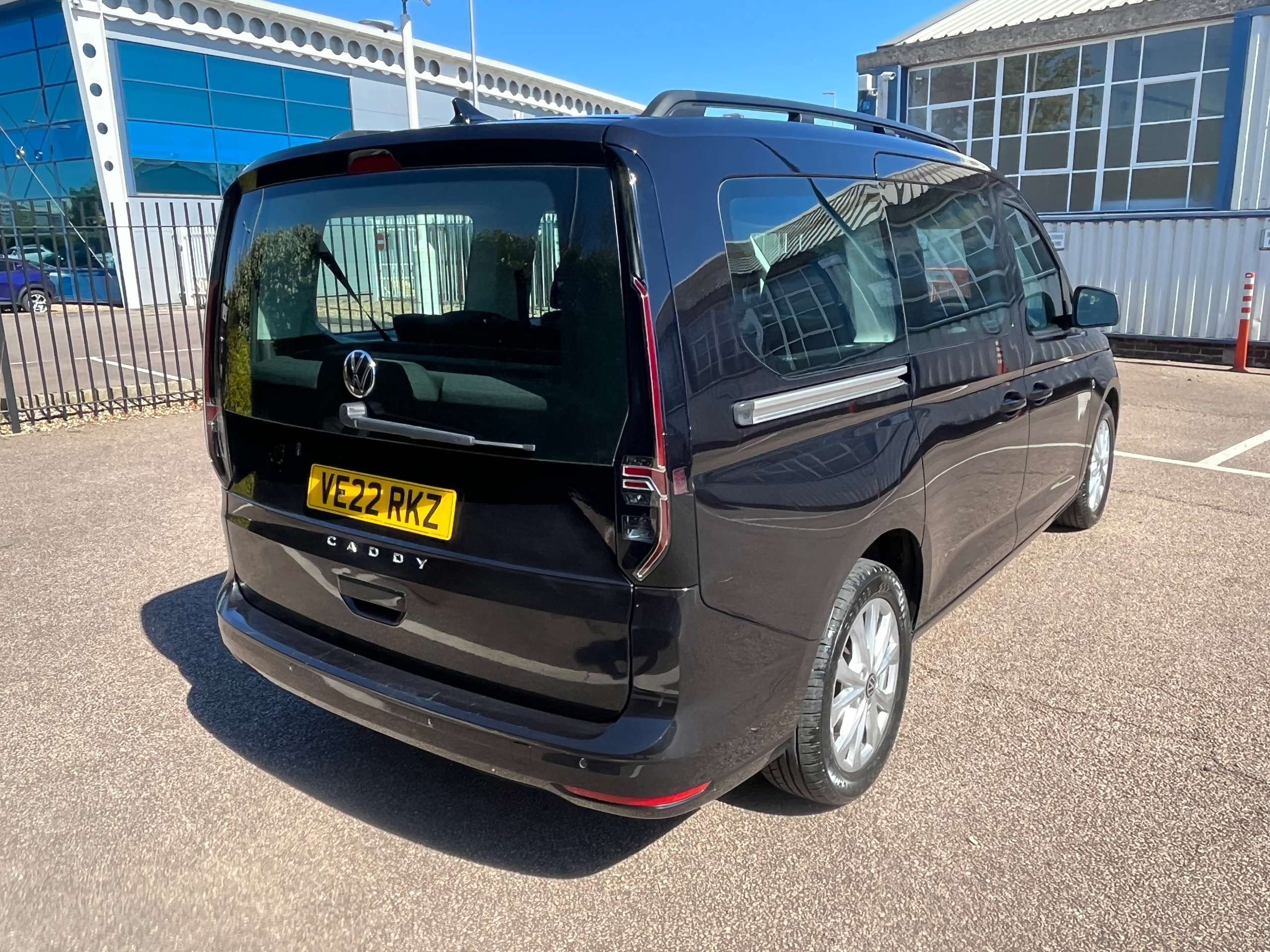 A 2022 VOLKSWAGEN CADDY MAXI 2.0 TDI Life MPV 5dr Diesel Manual Euro 6 (s/s) (102 ps) A 2022 VOLKSWAGEN CADDY MAXI 2.0 TDI Life MPV 5dr Diesel Manual Euro 6 (s/s) (102 ps)