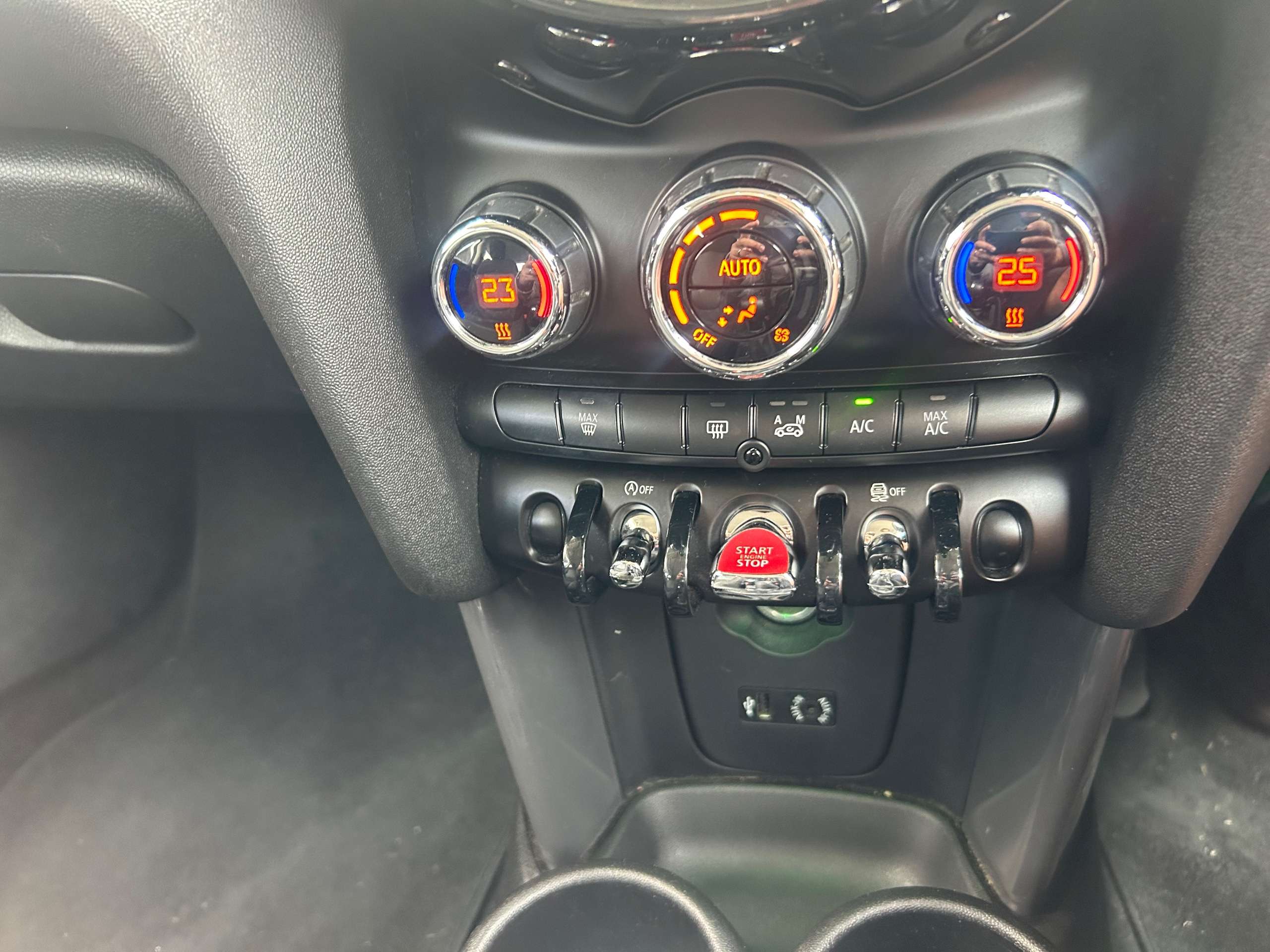 A 2016 MINI HATCH 1.5 Cooper Hatchback 3dr Petrol Manual Euro 6 (s/s) (136 ps) A 2016 MINI HATCH 1.5 Cooper Hatchback 3dr Petrol Manual Euro 6 (s/s) (136 ps)
