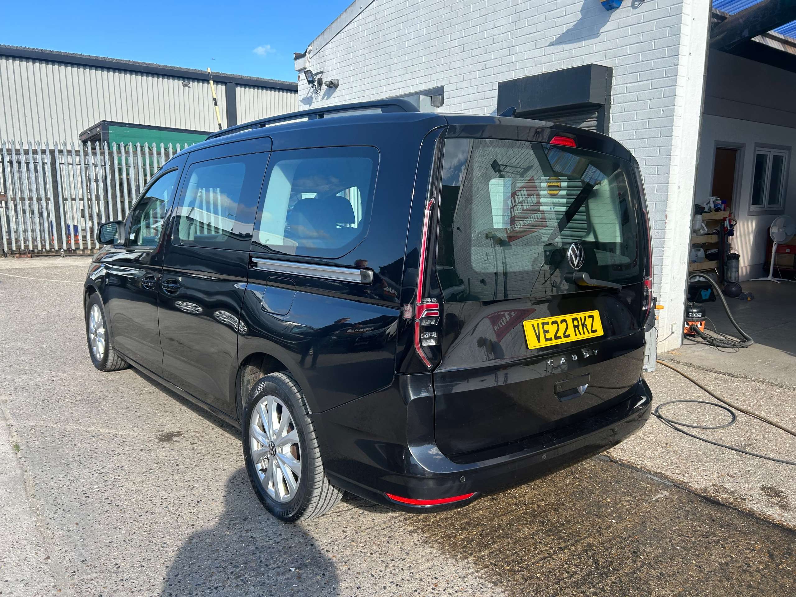 A 2022 VOLKSWAGEN CADDY MAXI 2.0 TDI Life MPV 5dr Diesel Manual Euro 6 (s/s) (102 ps) A 2022 VOLKSWAGEN CADDY MAXI 2.0 TDI Life MPV 5dr Diesel Manual Euro 6 (s/s) (102 ps)