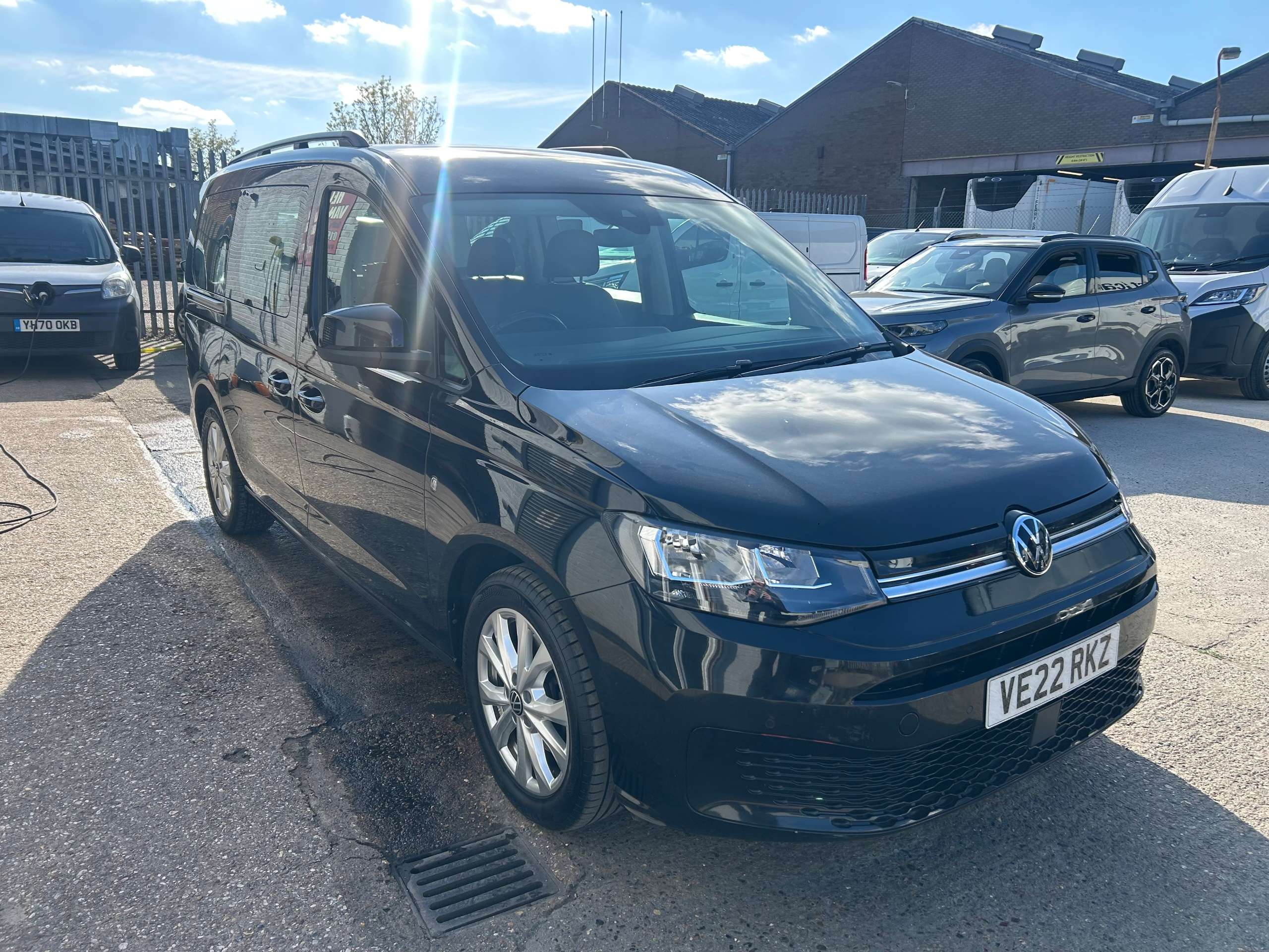 A 2022 VOLKSWAGEN CADDY MAXI 2.0 TDI Life MPV 5dr Diesel Manual Euro 6 (s/s) (102 ps) A 2022 VOLKSWAGEN CADDY MAXI 2.0 TDI Life MPV 5dr Diesel Manual Euro 6 (s/s) (102 ps)