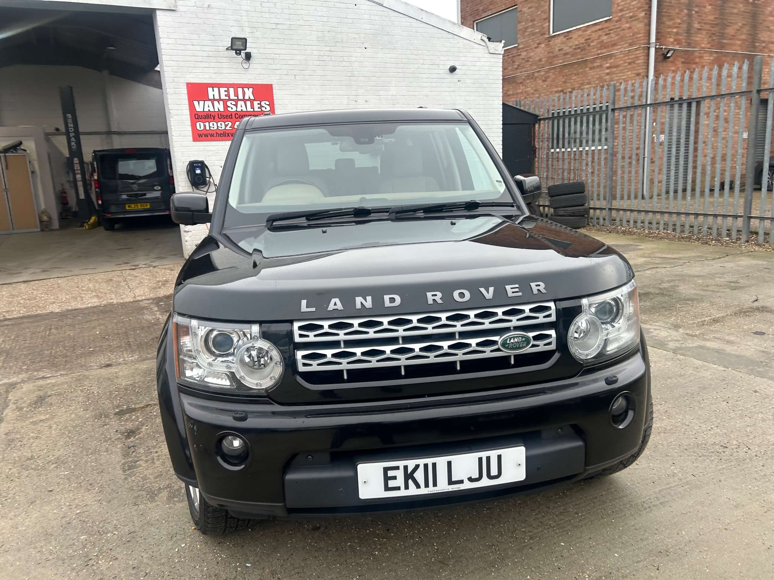 A 2011 LAND ROVER DISCOVERY 4 3.0 SD V6 HSE SUV 5dr Diesel CommandShift 4WD Euro 5 (245 ps) A 2011 LAND ROVER DISCOVERY 4 3.0 SD V6 HSE SUV 5dr Diesel CommandShift 4WD Euro 5 (245 ps)