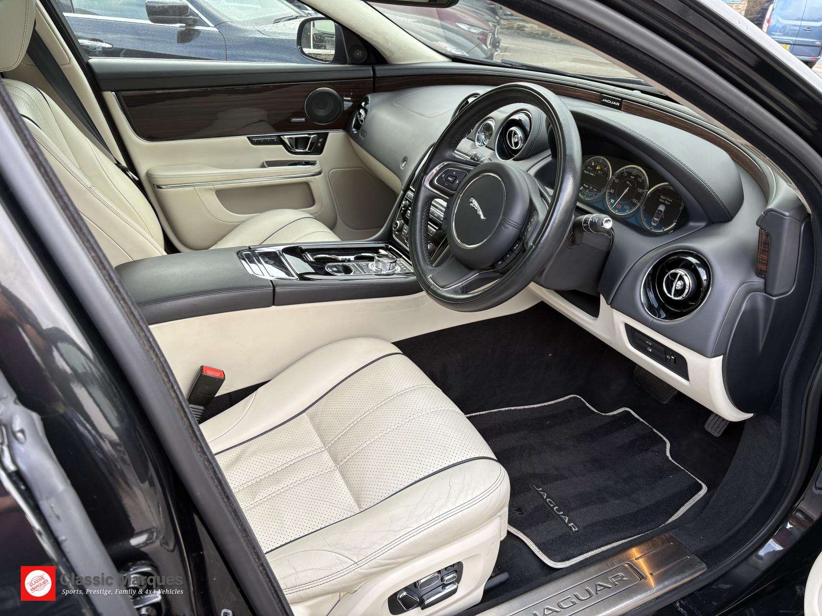 A 2016 JAGUAR XJ 3.0d V6 Portfolio Saloon 4dr Diesel Auto Euro 5 (275 ps) A 2016 JAGUAR XJ 3.0d V6 Portfolio Saloon 4dr Diesel Auto Euro 5 (275 ps)