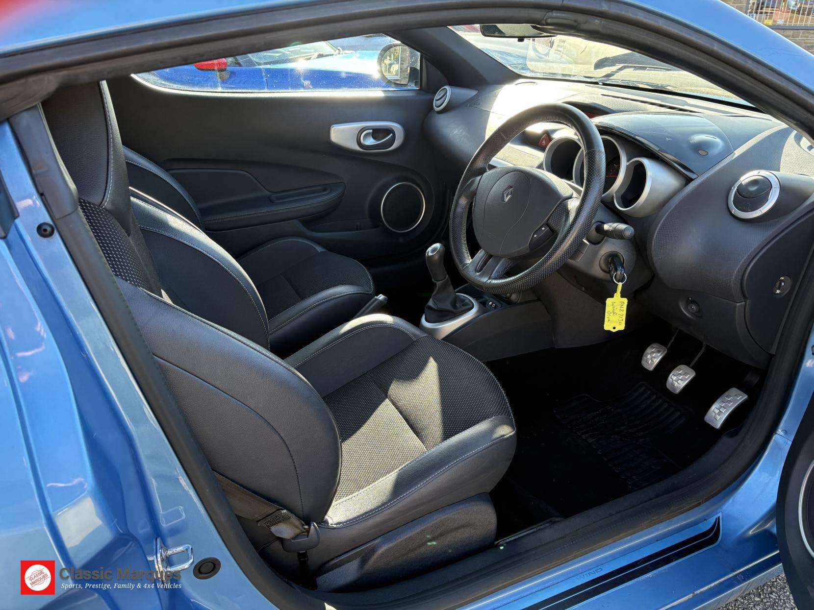 A 2011 RENAULT WIND 1.2 TCe Dynamique Convertible 2dr Petrol Manual Euro 5 (100 ps) A 2011 RENAULT WIND 1.2 TCe Dynamique Convertible 2dr Petrol Manual Euro 5 (100 ps)