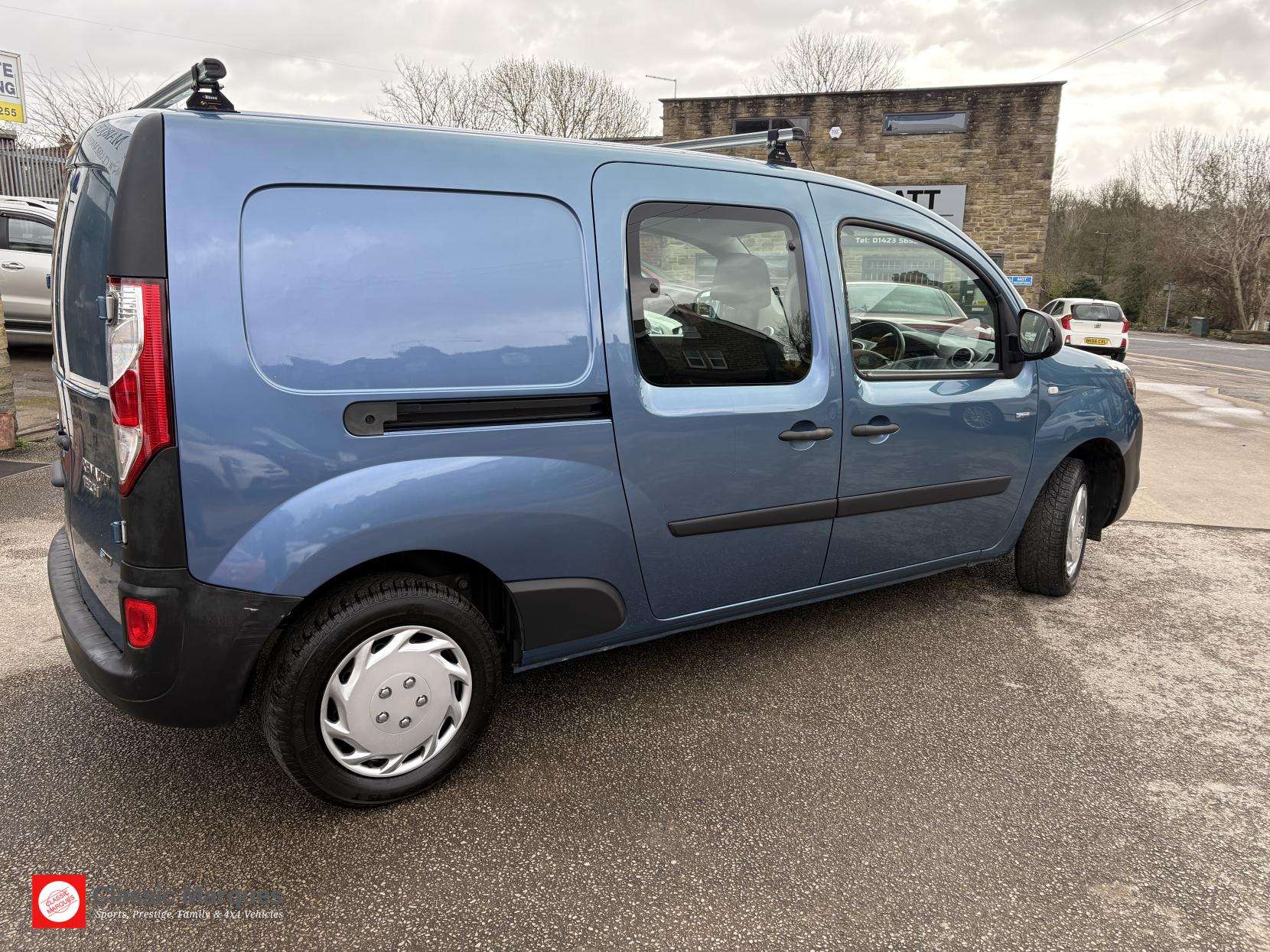 A 2017 RENAULT KANGOO MAXI ZE 33kWh Business Crew Van Cab 6dr Electric Auto L3 H1 (i) (60 ps) A 2017 RENAULT KANGOO MAXI ZE 33kWh Business Crew Van Cab 6dr Electric Auto L3 H1 (i) (60 ps)