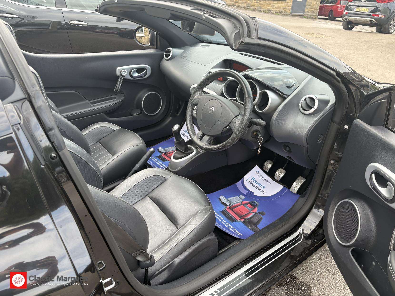 A 2010 RENAULT WIND 1.6 VVT Dynamique S Convertible 2dr Petrol Manual Euro 4 (133 ps) A 2010 RENAULT WIND 1.6 VVT Dynamique S Convertible 2dr Petrol Manual Euro 4 (133 ps)
