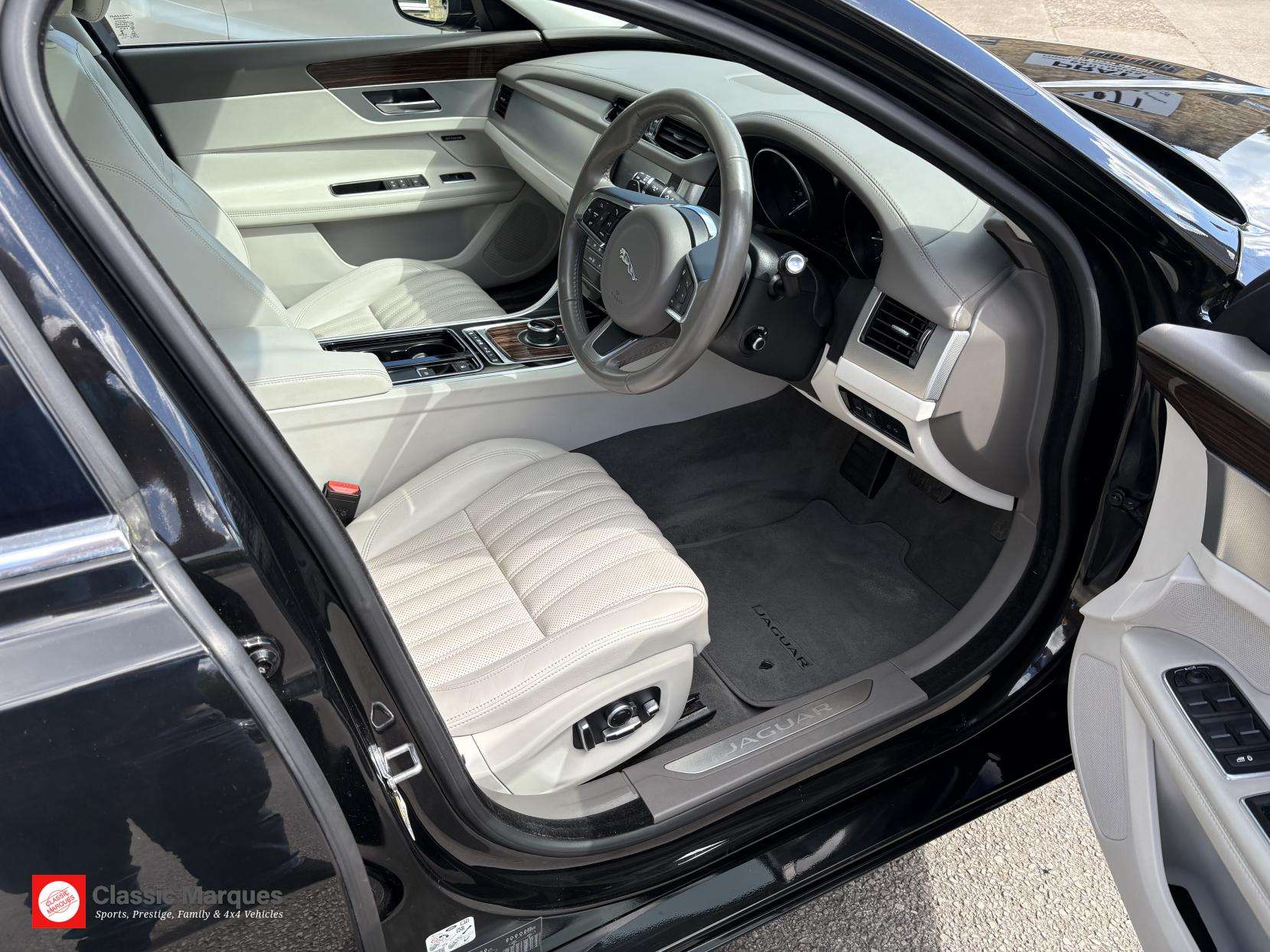 A 2017 JAGUAR XF 2.0d Portfolio Saloon 4dr Diesel Auto AWD Euro 6 (s/s) (240 ps) A 2017 JAGUAR XF 2.0d Portfolio Saloon 4dr Diesel Auto AWD Euro 6 (s/s) (240 ps)