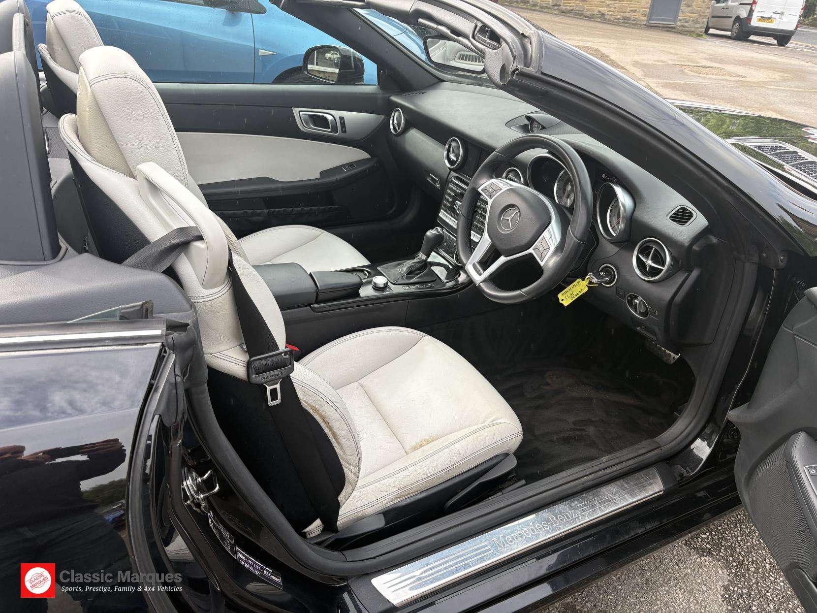 A 2011 MERCEDES-BENZ SLK 1.8 SLK200 BlueEfficiency Convertible 2dr Petrol G-Tronic+ Euro 5 (s/s) (184 ps) A 2011 MERCEDES-BENZ SLK 1.8 SLK200 BlueEfficiency Convertible 2dr Petrol G-Tronic+ Euro 5 (s/s) (184 ps)