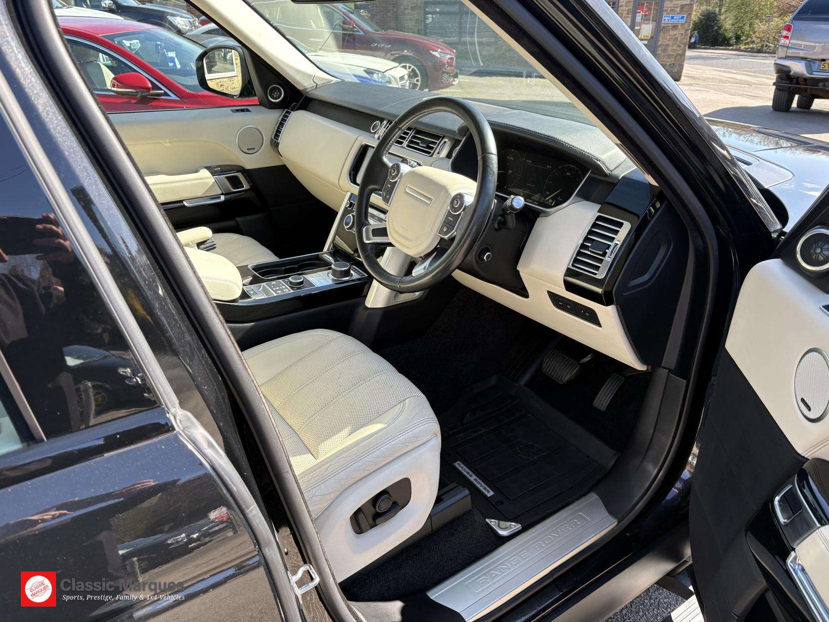 A 2016 LAND ROVER RANGE ROVER 3.0 TD V6 Vogue SUV 5dr Diesel Auto 4WD Euro 6 (s/s) (258 ps) A 2016 LAND ROVER RANGE ROVER 3.0 TD V6 Vogue SUV 5dr Diesel Auto 4WD Euro 6 (s/s) (258 ps)