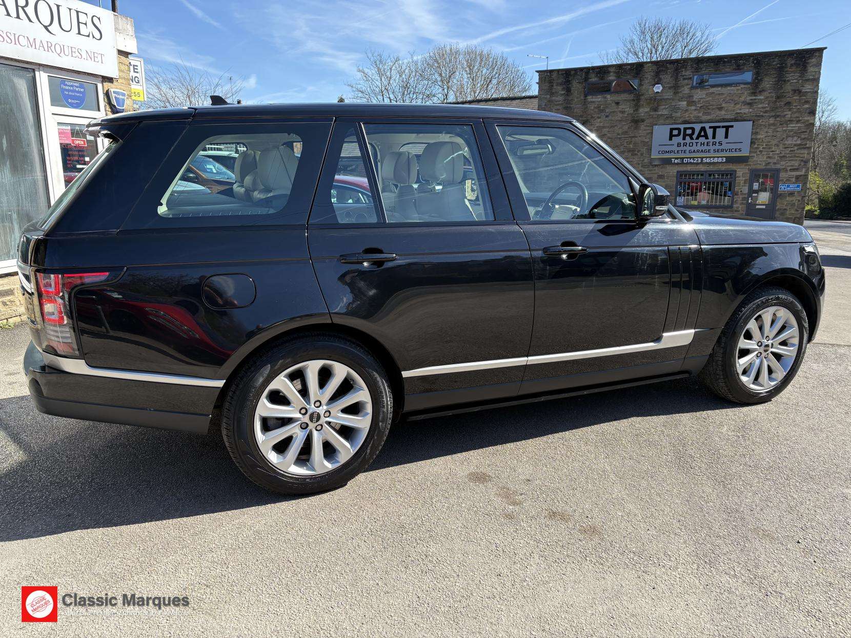 A 2016 LAND ROVER RANGE ROVER 3.0 TD V6 Vogue SUV 5dr Diesel Auto 4WD Euro 6 (s/s) (258 ps) A 2016 LAND ROVER RANGE ROVER 3.0 TD V6 Vogue SUV 5dr Diesel Auto 4WD Euro 6 (s/s) (258 ps)