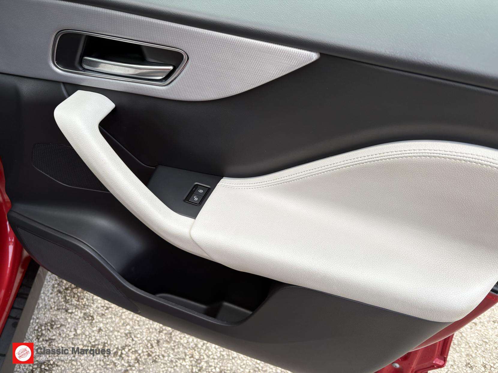 2017 JAGUAR F-PACE 2017 JAGUAR F-PACE