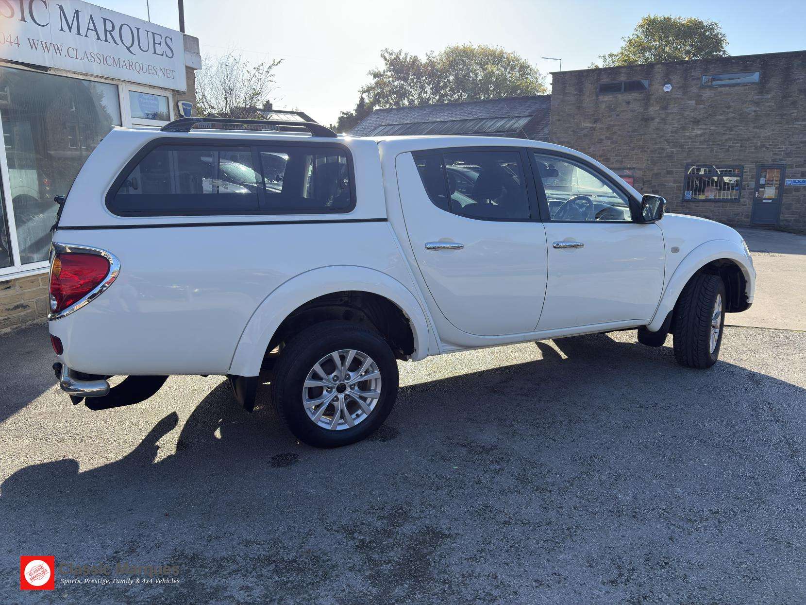 A 2015 MITSUBISHI L200 2.5 DI-D Barbarian Pickup Double Cab 4dr Diesel Manual 4WD Euro 5 (LB) (175 ps) A 2015 MITSUBISHI L200 2.5 DI-D Barbarian Pickup Double Cab 4dr Diesel Manual 4WD Euro 5 (LB) (175 ps)