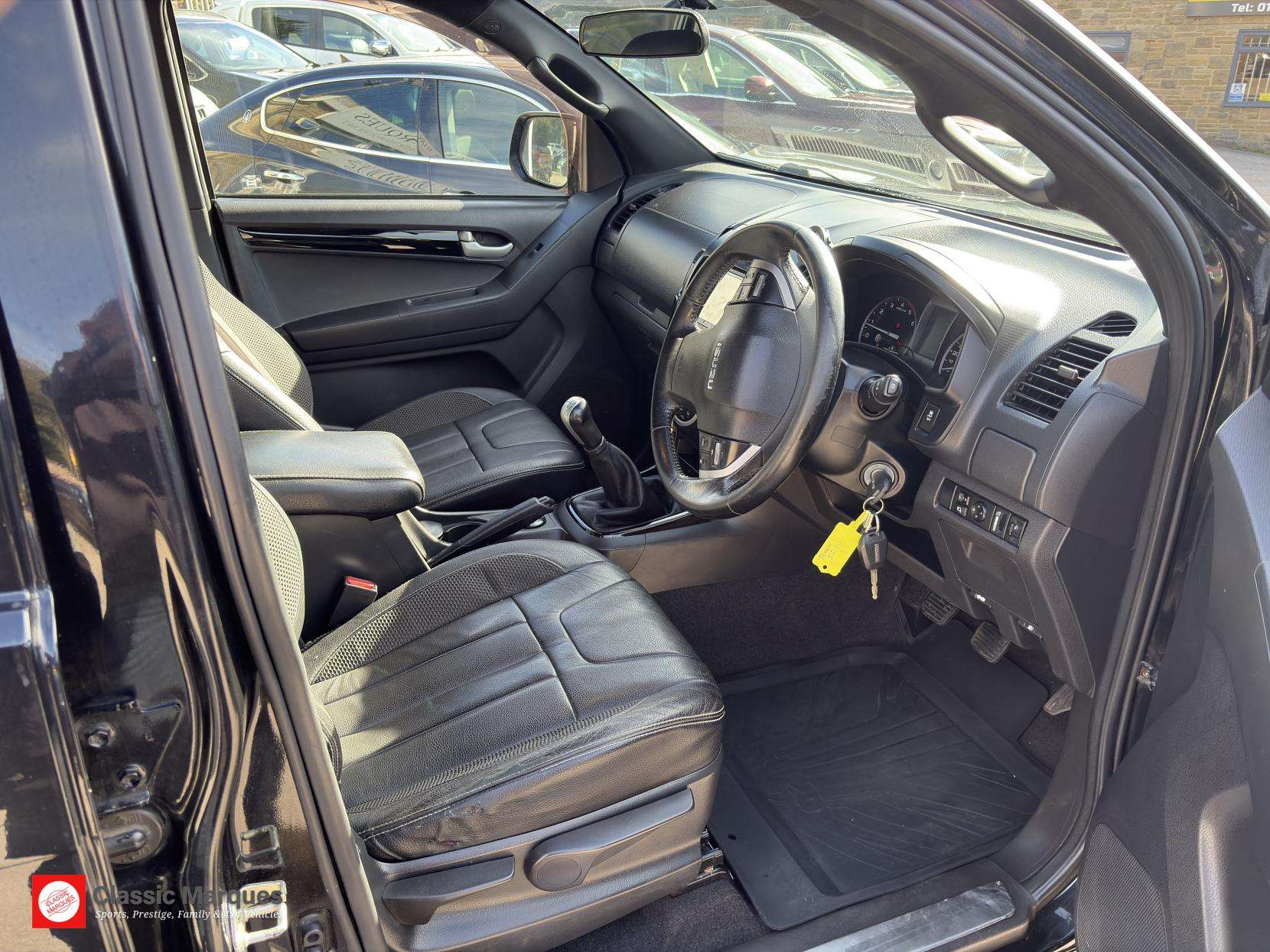 A 2016 ISUZU D-MAX 2.5 TD Blade Pickup 4dr Diesel Manual 4x4 (192 g/km, 161 bhp) A 2016 ISUZU D-MAX 2.5 TD Blade Pickup 4dr Diesel Manual 4x4 (192 g/km, 161 bhp)