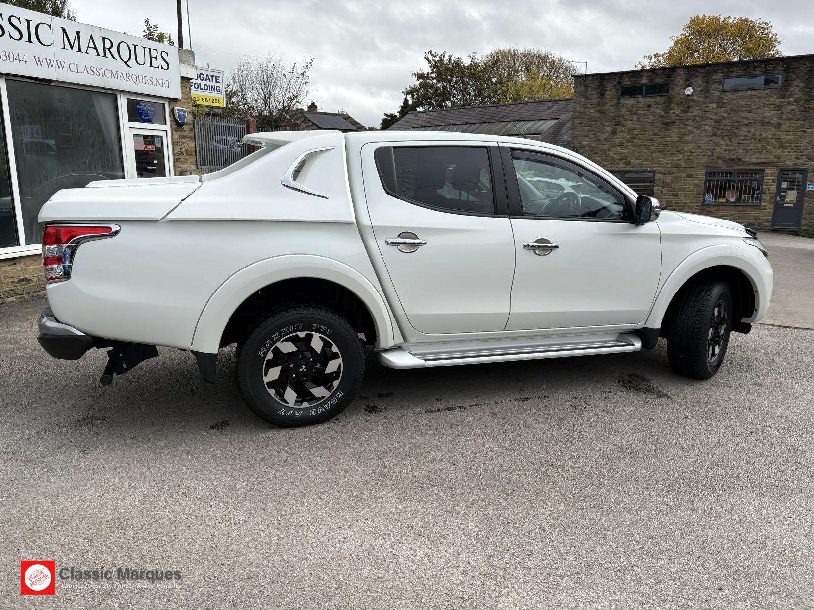 A 2017 MITSUBISHI L200 2.4 DI-D DC Barbarian Pickup Double Cab 4dr Diesel Manual 4WD Euro 6 (178 ps) A 2017 MITSUBISHI L200 2.4 DI-D DC Barbarian Pickup Double Cab 4dr Diesel Manual 4WD Euro 6 (178 ps)