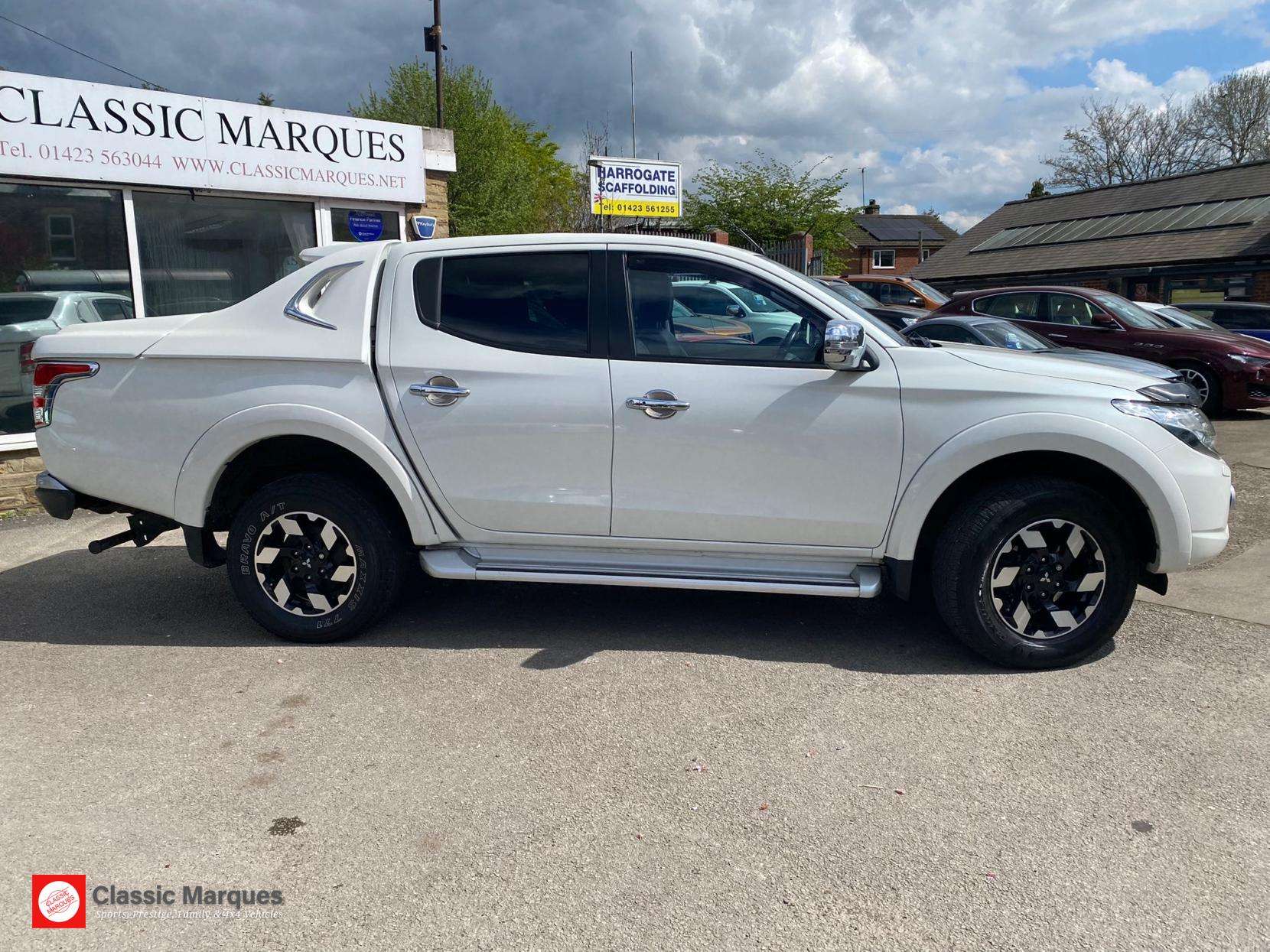 A 2017 MITSUBISHI L200 2.4 DI-D DC Barbarian Pickup Double Cab 4dr Diesel Manual 4WD Euro 6 (178 ps) A 2017 MITSUBISHI L200 2.4 DI-D DC Barbarian Pickup Double Cab 4dr Diesel Manual 4WD Euro 6 (178 ps)