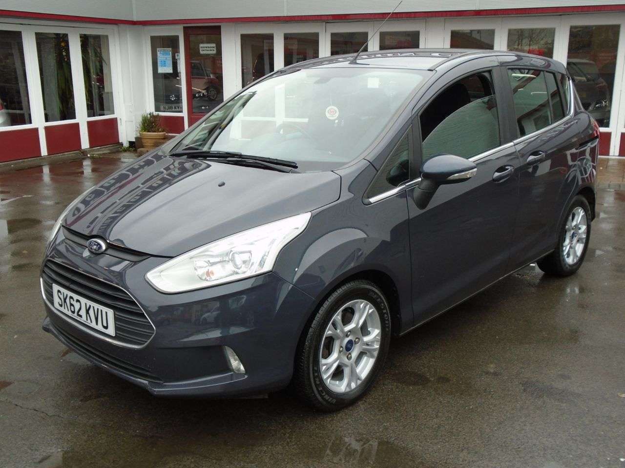 A 2012 FORD B-MAX 1.4 ZETEC 5d 89 BHP 7 service stamps low insurance A 2012 FORD B-MAX 1.4 ZETEC 5d 89 BHP 7 service stamps low insurance