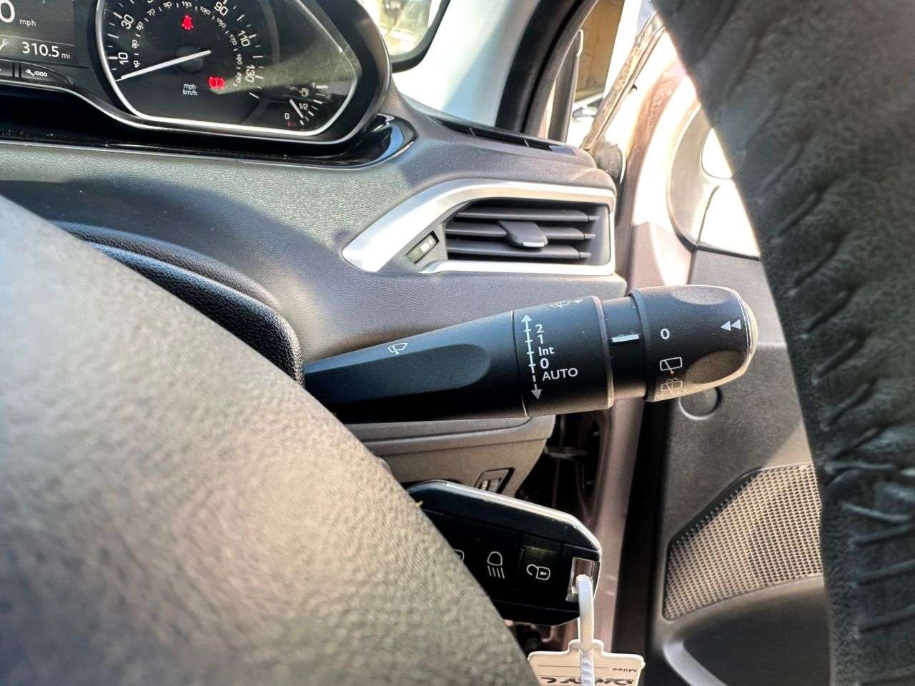 2012 PEUGEOT 208 2012 PEUGEOT 208