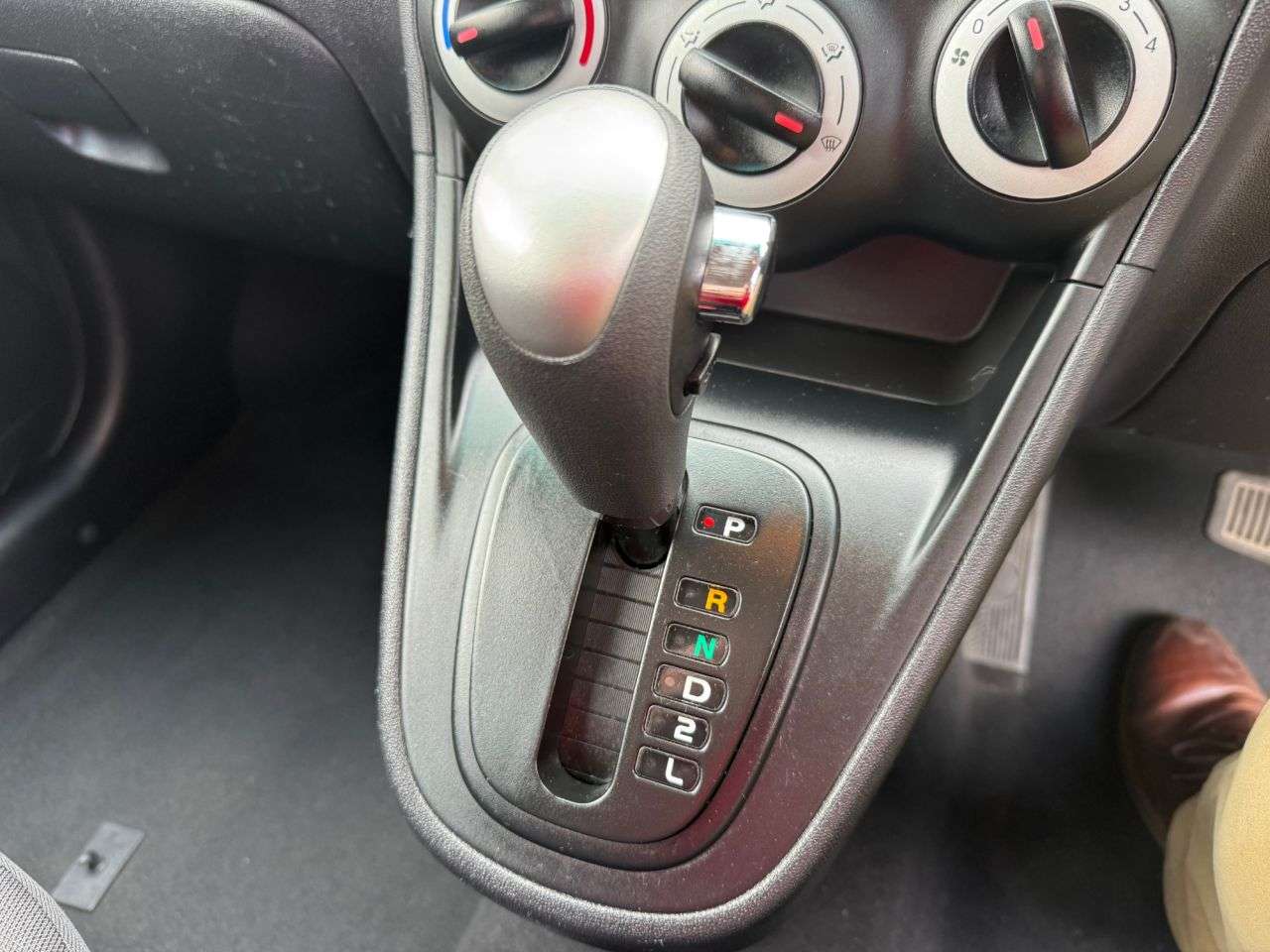 A 2010 HYUNDAI I10 1.2 Comfort Hatchback 5dr Petrol Auto Euro 4 (77 bhp) YES Only 10,000 mils A 2010 HYUNDAI I10 1.2 Comfort Hatchback 5dr Petrol Auto Euro 4 (77 bhp) YES Only 10,000 mils