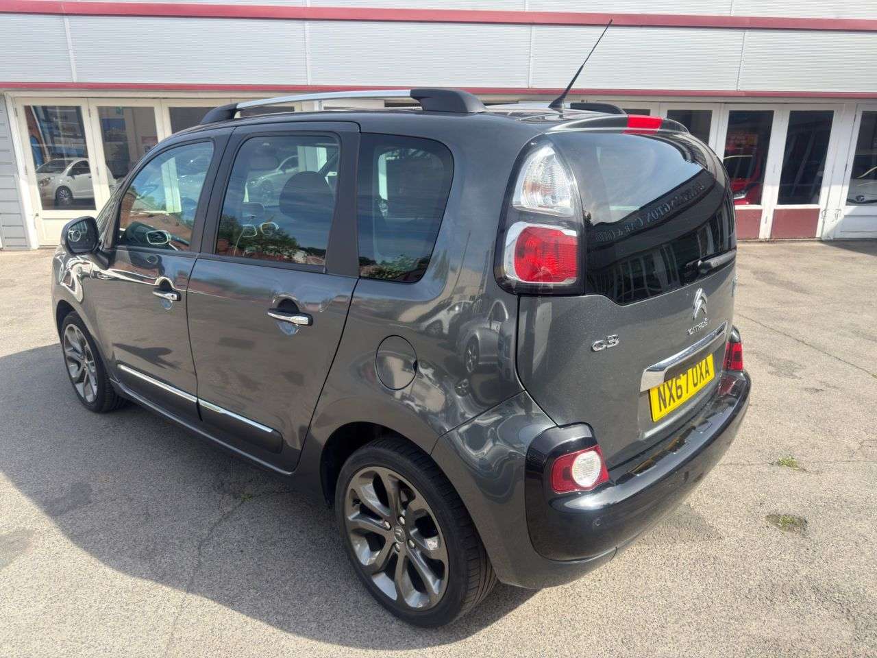 A 2017 CITROEN C3 PICASSO 1.6 BlueHDi Platinum MPV 5dr Diesel Manual Euro 6 (100 ps) only 33,000 mile A 2017 CITROEN C3 PICASSO 1.6 BlueHDi Platinum MPV 5dr Diesel Manual Euro 6 (100 ps) only 33,000 mile