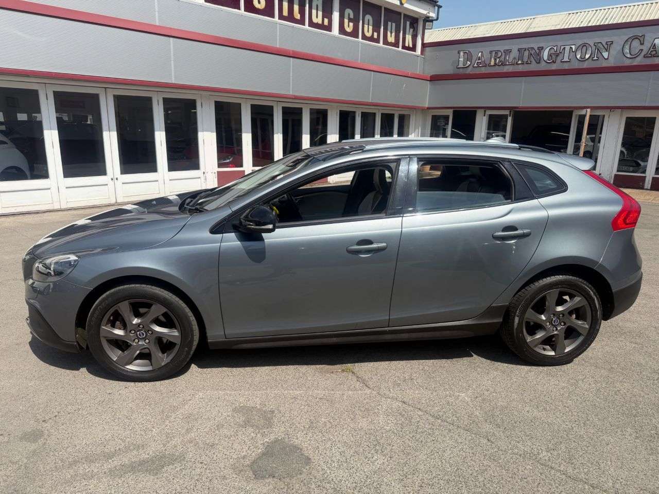 A 2014 VOLVO V40 CROSS COUNTRY 1.6 D2 Lux Nav Hatchback 5dr Diesel Manual Euro 5 (s/s) (115 ps) 1 Previous A 2014 VOLVO V40 CROSS COUNTRY 1.6 D2 Lux Nav Hatchback 5dr Diesel Manual Euro 5 (s/s) (115 ps) 1 Previous