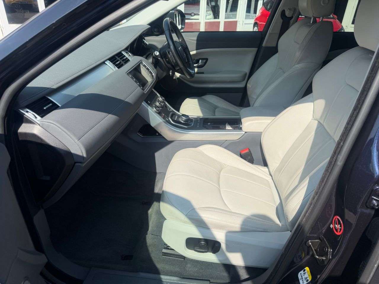 A 2018 LAND ROVER RANGE ROVER EVOQUE 2.0 TD4 SE Tech SUV 5dr Diesel Auto 4WD Euro 6 (s/s) (180 ps) only 23,000 m A 2018 LAND ROVER RANGE ROVER EVOQUE 2.0 TD4 SE Tech SUV 5dr Diesel Auto 4WD Euro 6 (s/s) (180 ps) only 23,000 m