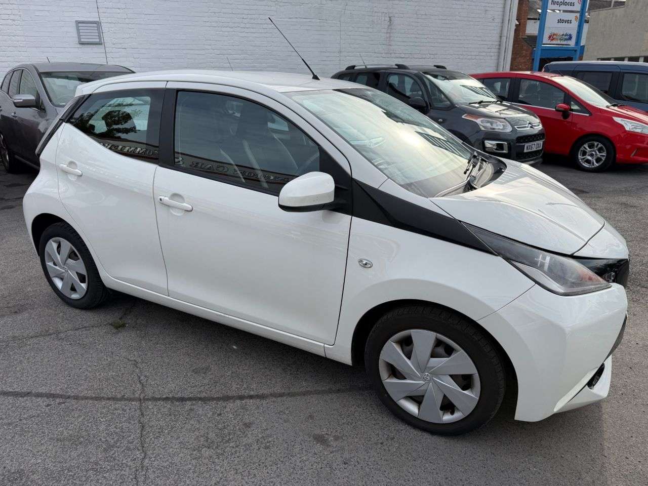 A 2017 TOYOTA AYGO 1.0 VVT-i x-play Hatchback 5dr Petrol Manual Euro 6 (68 ps) 1 Previous Owne A 2017 TOYOTA AYGO 1.0 VVT-i x-play Hatchback 5dr Petrol Manual Euro 6 (68 ps) 1 Previous Owne