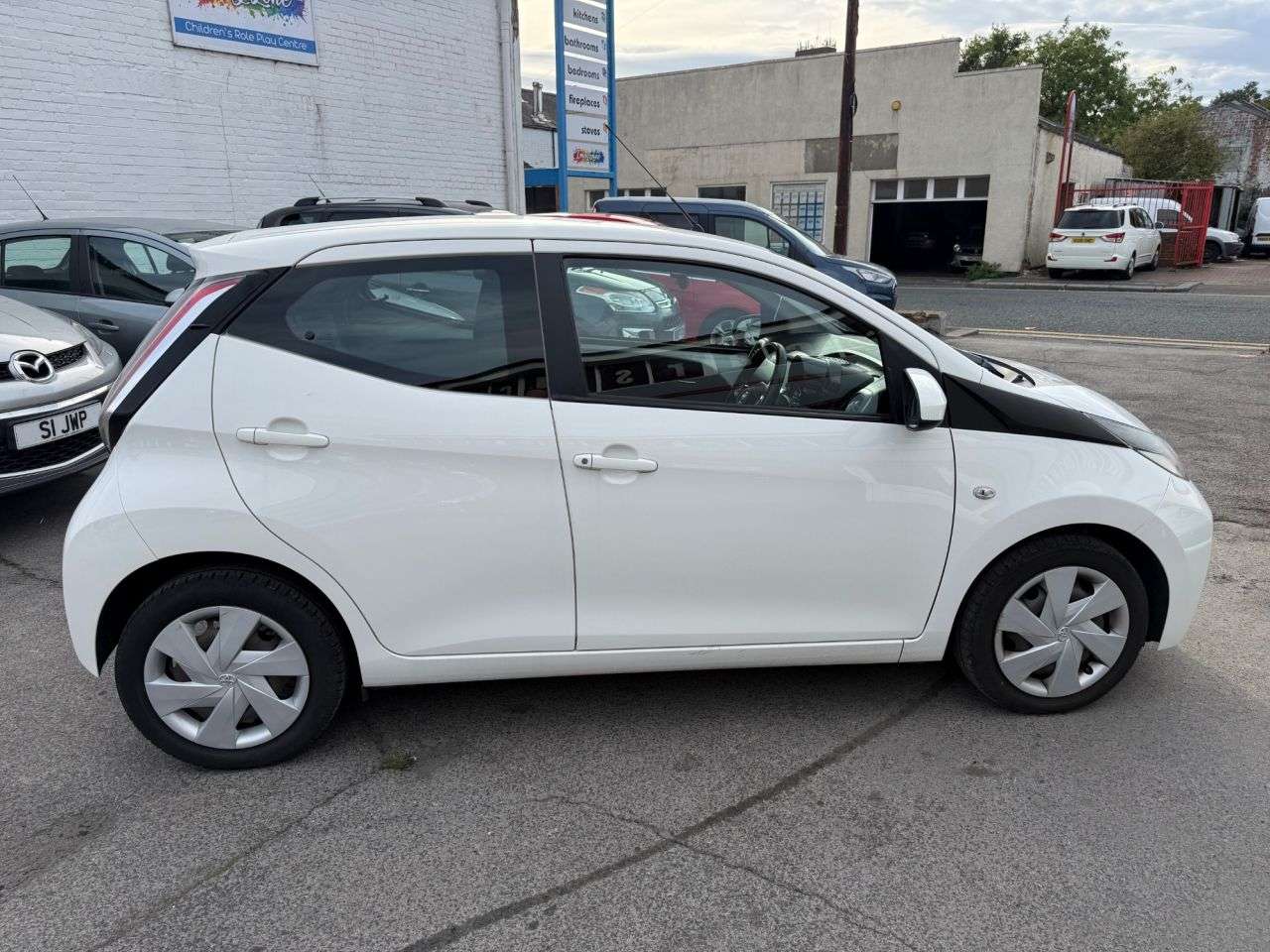 A 2017 TOYOTA AYGO 1.0 VVT-i x-play Hatchback 5dr Petrol Manual Euro 6 (68 ps) 1 Previous Owne A 2017 TOYOTA AYGO 1.0 VVT-i x-play Hatchback 5dr Petrol Manual Euro 6 (68 ps) 1 Previous Owne