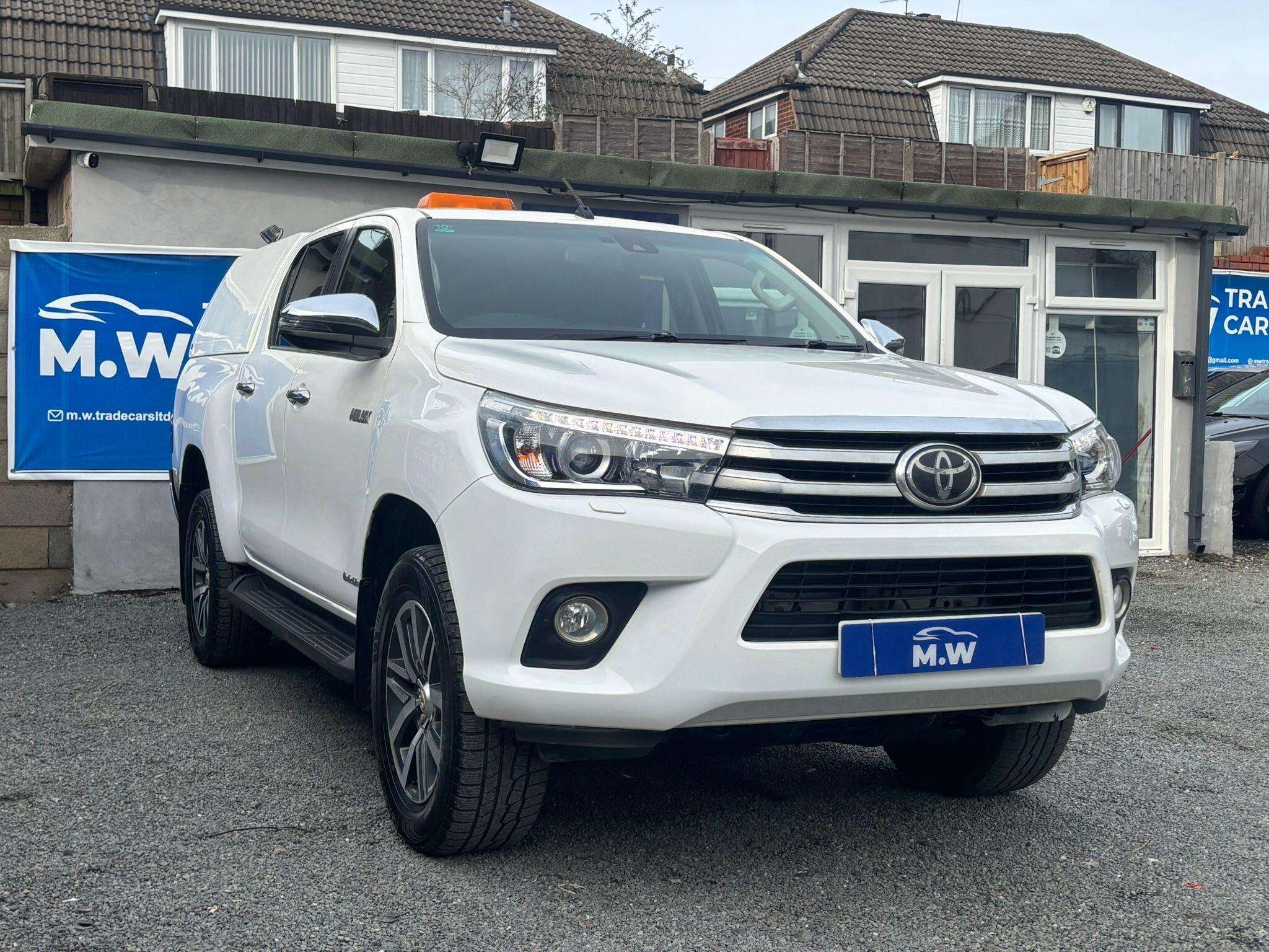 A 2018 TOYOTA HILUX 2.4 D-4D Invincible 4WD Euro 6 (s/s) 4dr (TSS, 3.5t) A 2018 TOYOTA HILUX 2.4 D-4D Invincible 4WD Euro 6 (s/s) 4dr (TSS, 3.5t)