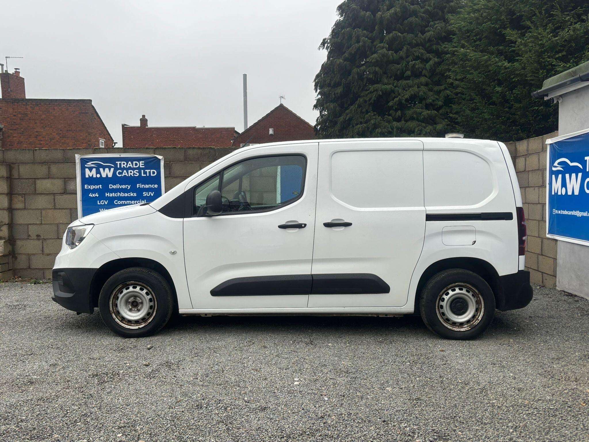 A 2020 VAUXHALL COMBO 1.5 Turbo D 2000 Edition L1 H1 Euro 6 (s/s) 4dr A 2020 VAUXHALL COMBO 1.5 Turbo D 2000 Edition L1 H1 Euro 6 (s/s) 4dr