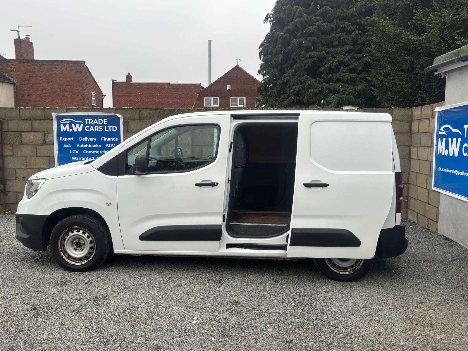 A 2021 VAUXHALL COMBO 1.5 Turbo D 2300 Dynamic L2 H1 Euro 6 4dr A 2021 VAUXHALL COMBO 1.5 Turbo D 2300 Dynamic L2 H1 Euro 6 4dr