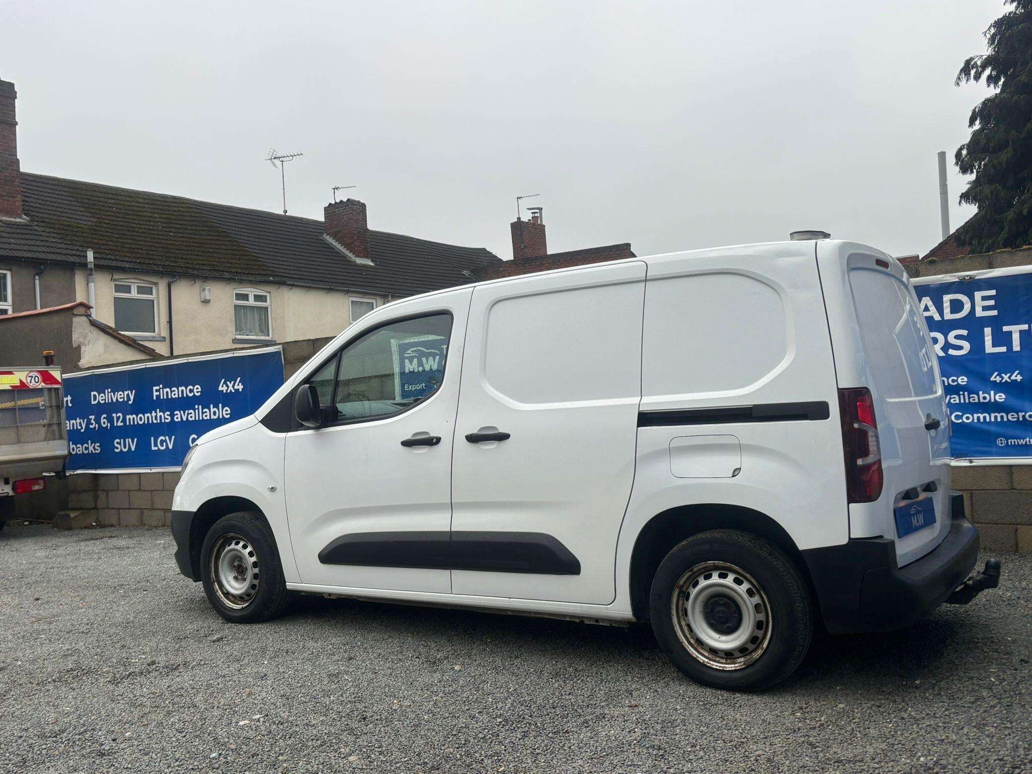 A 2020 VAUXHALL COMBO 1.5 Turbo D 2000 Edition L1 H1 Euro 6 (s/s) 4dr A 2020 VAUXHALL COMBO 1.5 Turbo D 2000 Edition L1 H1 Euro 6 (s/s) 4dr