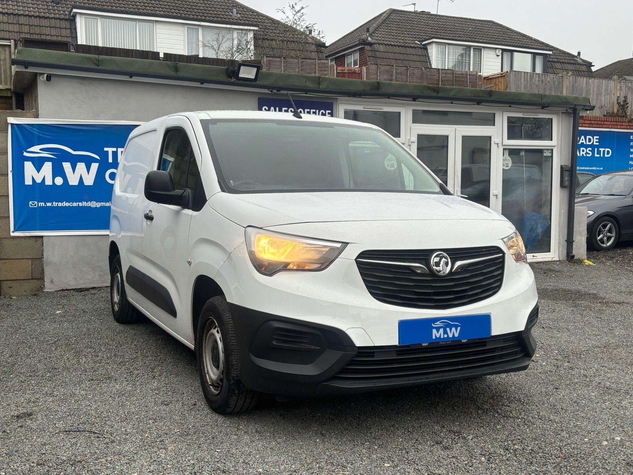 A 2020 VAUXHALL COMBO 1.5 Turbo D 2000 Edition L1 H1 Euro 6 (s/s) 4dr A 2020 VAUXHALL COMBO 1.5 Turbo D 2000 Edition L1 H1 Euro 6 (s/s) 4dr