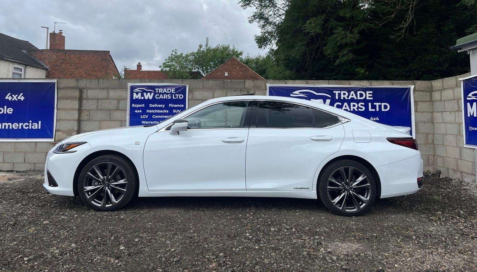 A 2021 LEXUS ES 300H F SPORT A 2021 LEXUS ES 300H F SPORT