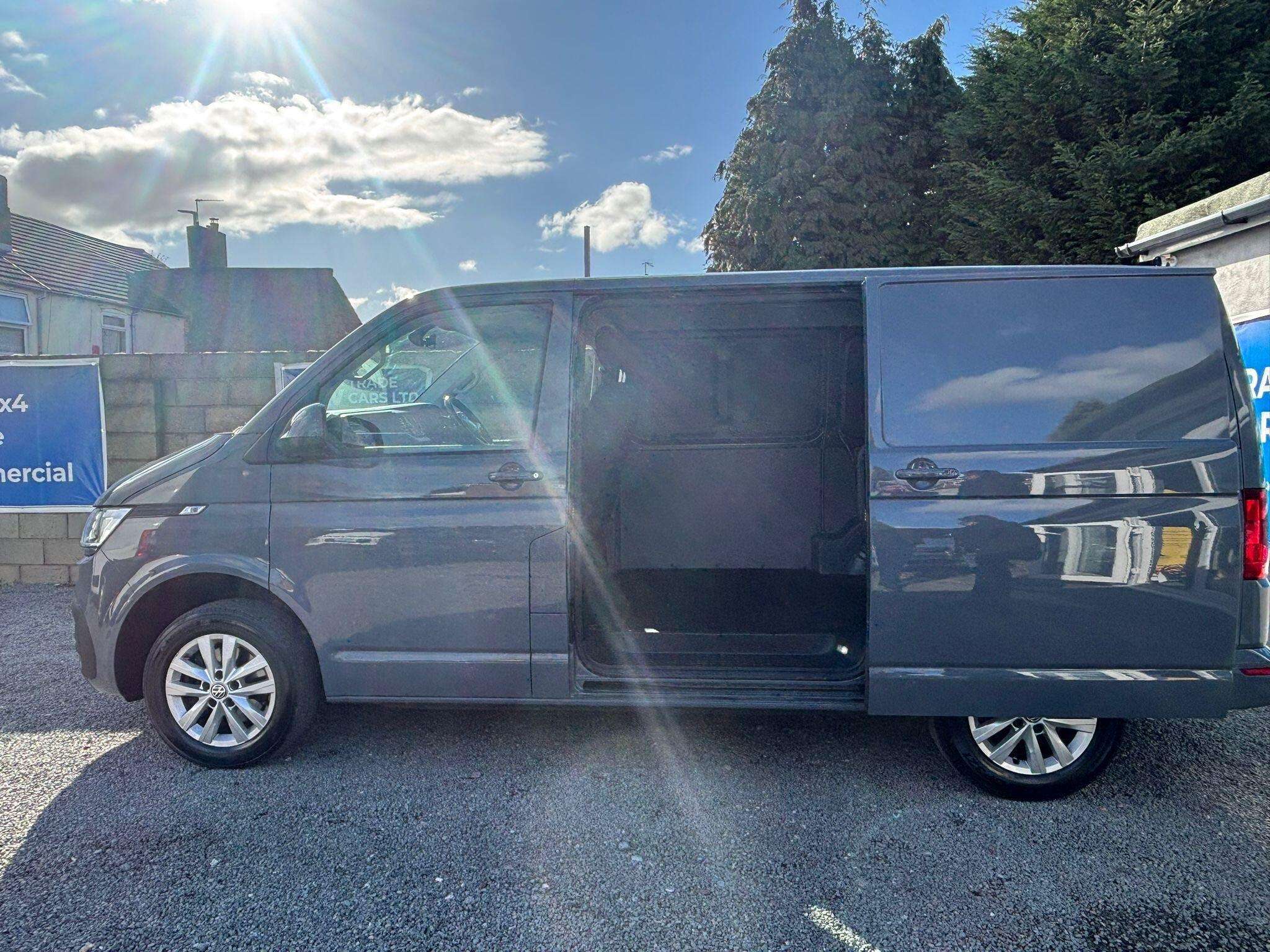 A 2022 VOLKSWAGEN TRANSPORTER 2.0 TDI T30 Highline DSG FWD SWB Euro 6 (s/s) 5dr A 2022 VOLKSWAGEN TRANSPORTER 2.0 TDI T30 Highline DSG FWD SWB Euro 6 (s/s) 5dr