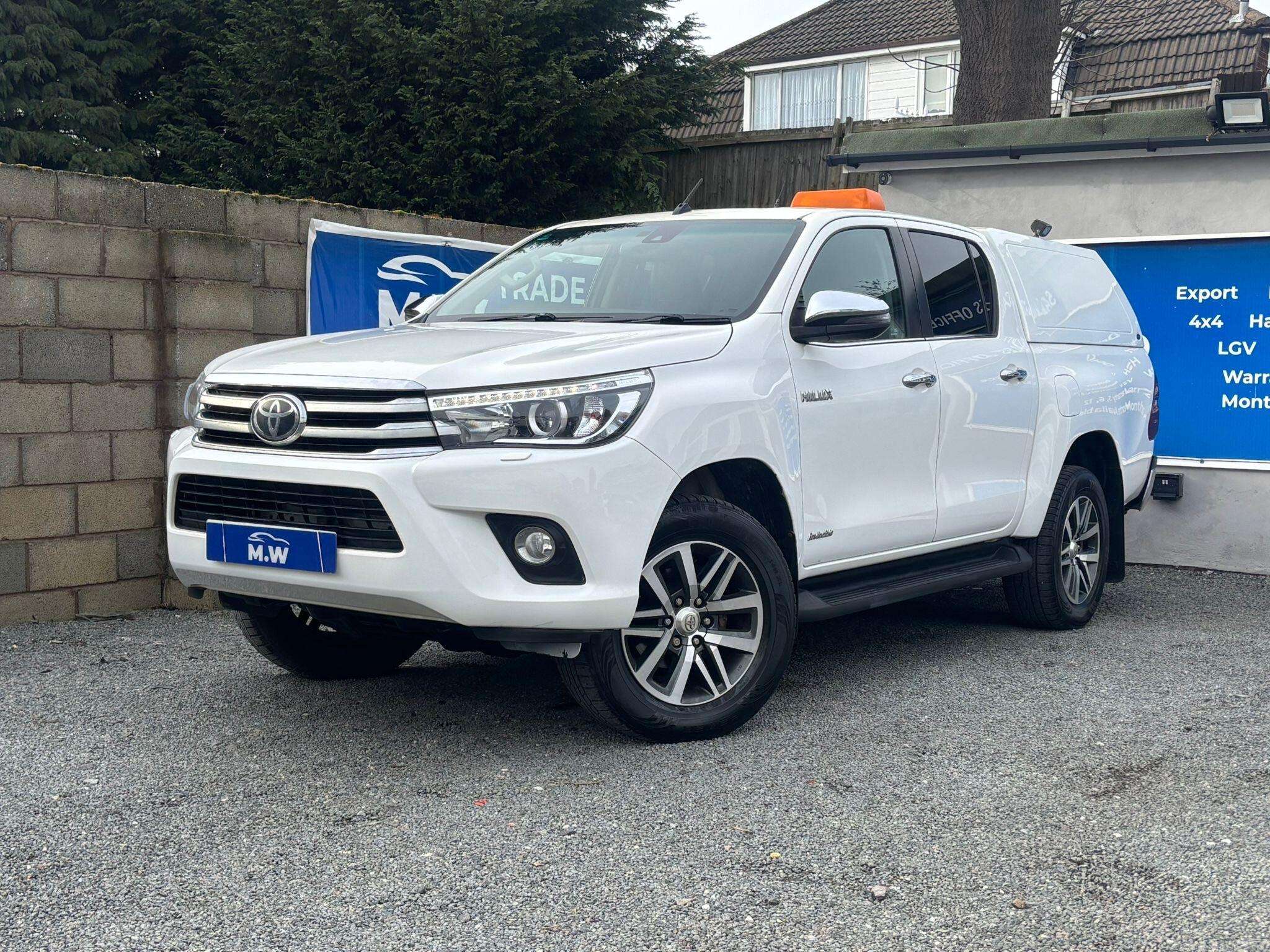 A 2018 TOYOTA HILUX 2.4 D-4D Invincible 4WD Euro 6 (s/s) 4dr (TSS, 3.5t) A 2018 TOYOTA HILUX 2.4 D-4D Invincible 4WD Euro 6 (s/s) 4dr (TSS, 3.5t)