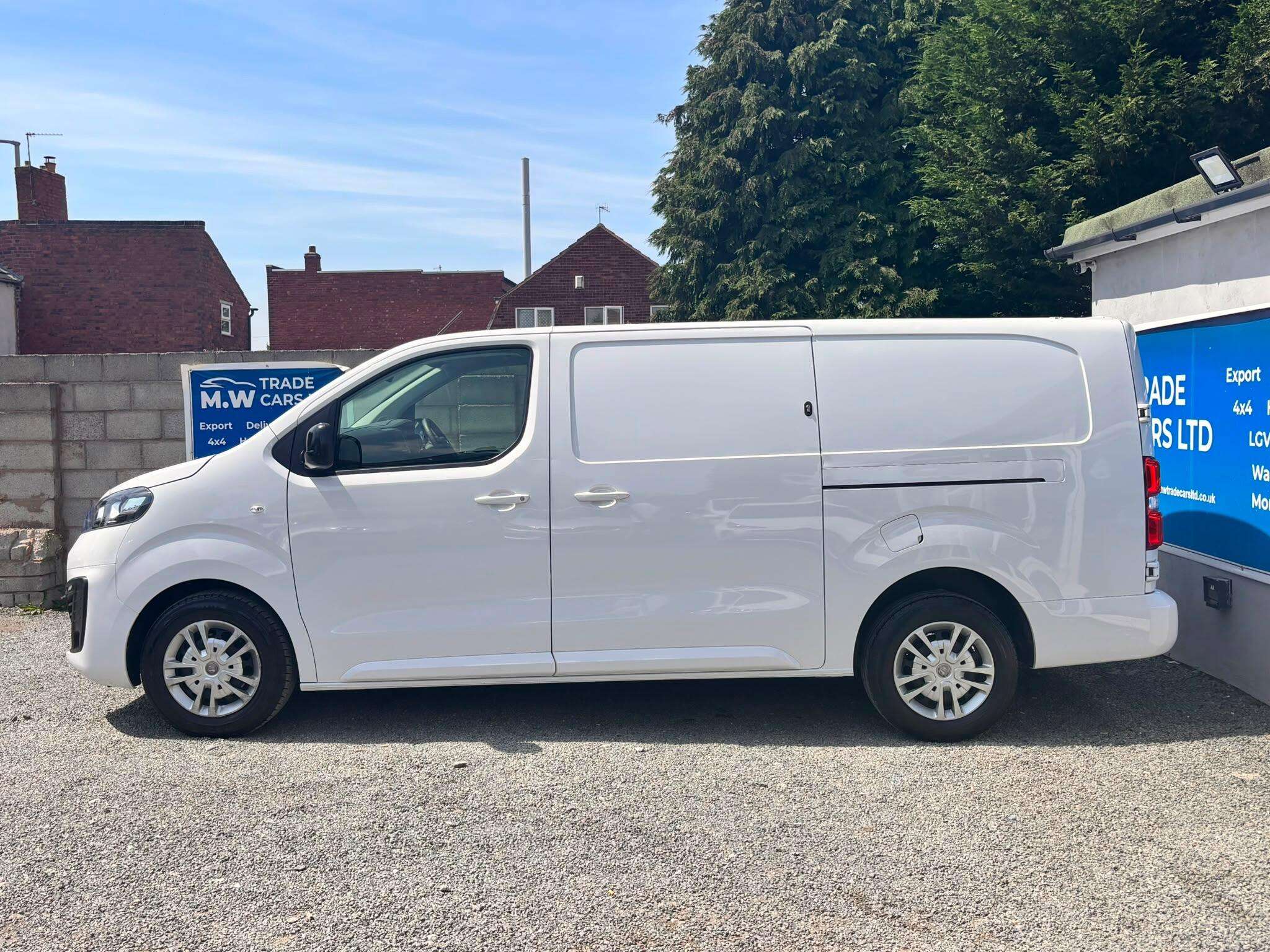 A 2021 VAUXHALL VIVARO 2.0 Turbo D 3100 Elite L2 H1 Euro 6 (s/s) 5dr A 2021 VAUXHALL VIVARO 2.0 Turbo D 3100 Elite L2 H1 Euro 6 (s/s) 5dr