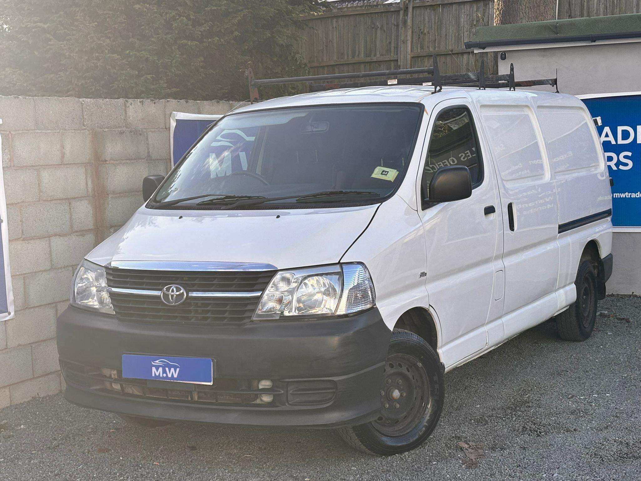 A 2010 TOYOTA HIACE 2.5 300 D-4D RWD L2 H1 4dr a/c A 2010 TOYOTA HIACE 2.5 300 D-4D RWD L2 H1 4dr a/c